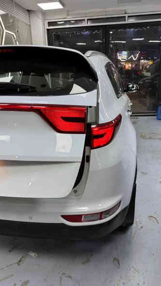 كيا سبورتاج 2018 خليجي رقم بغداد 
محركها.  2000 دوش 
وعدادها 90000 كيلو مو ميل وقابل للزياده
موصفاتها السياره فول للاخير شاشه السبورتاج الكبيره مو الصغيره
 بنوراما 
بصمه 
كرسي كهرباء سايق والصدر
حساسات خلفيه واماميه وكامره خلفيه بلشاشه
صندوق كهرباء
معروفه الفول هيه
السيارة مبينه نظيفه ومتعوب عليها ومابيها نقص صار حادث قبل فتره يمي بسيط تبديل دعاميه تبدلت ونصبغت ولايت اصلي وكاله  جهة اليسره والبنيد بارد بلزاويه مو هوايه بس هذني والباب الخلف الصدر بيها طخه متصلحه pdr وشخص بلجاملوغ الخلفي اليمنه والايرباكات الاماميه طاكه بسبب اني والشخص الكاعد بلصدر لابسين احزمة أمان فطكت الايرباكات رجعت مقاومات وماكو شي مشتغل بلدشبول ابد لا ايرباك ولاغيرها السياره متصرف عليها اي شي جاهزه تشغل وتطلع حتى دهن متبدللها تشغل وتطلع وتدعيلي والسياره بأاسمي بنفس الدقيقه عقد مروري وحجز حتى ابصملك
واي واحد يريد صورة الحادث راسلني وتدلل
مكان السيارة المنصور 
***********
سعرها 17800 دولار وبيها مجال حلو بغداد
