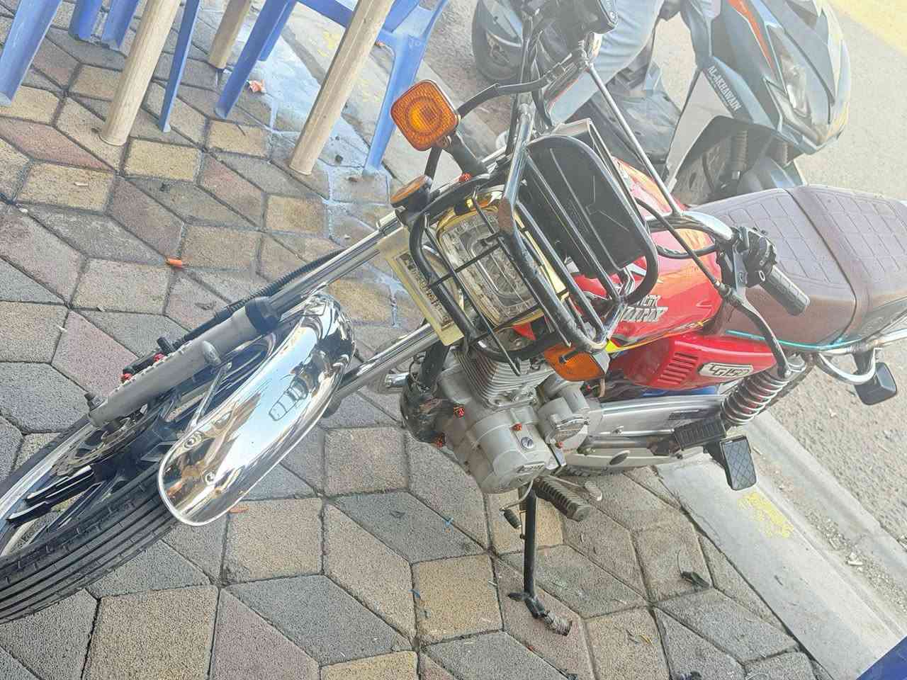 سلام عليكم موطور لبيع موديل 2022نضيف.شغال كلشي مابي رايده550وبي مجال مكاني رمادي رقم لهاتف ***********
