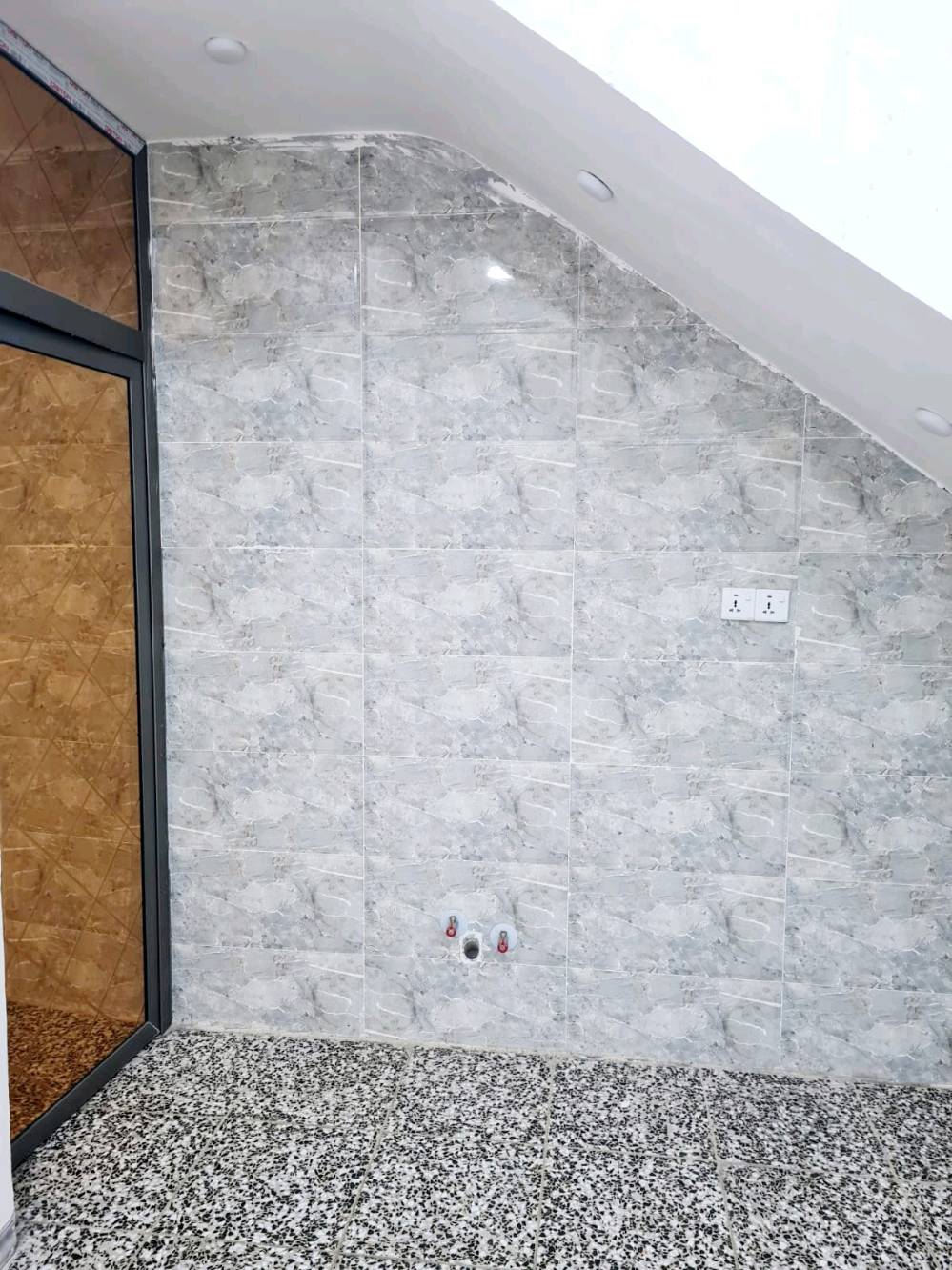 المحمودية حي 18الجديد بناء درجة أولى \24\
📃سند طابو صرف نقص واجهة فقط
🏠-بيت للبيع قرب قاعة
 🕍الحسين والعباس شارع 40🚘
➖مساحة 125M طابقين 
يتكون⤵️ طابقين 
طابق1
➖1غرف نوم 🛏
➖استقبال-صاله-مطبخ🛒
-مجموعه صحيات-🚽
تكدر سوي مشتملات 2 
بيت جبير ماشاءالله 

طابق 2
2غرفة نوم صالة مفتوحه
جبيرة
 صحيات 
بيتونة سطحين 
📞للتواصل
***********
***********
مطلوب الإسكان