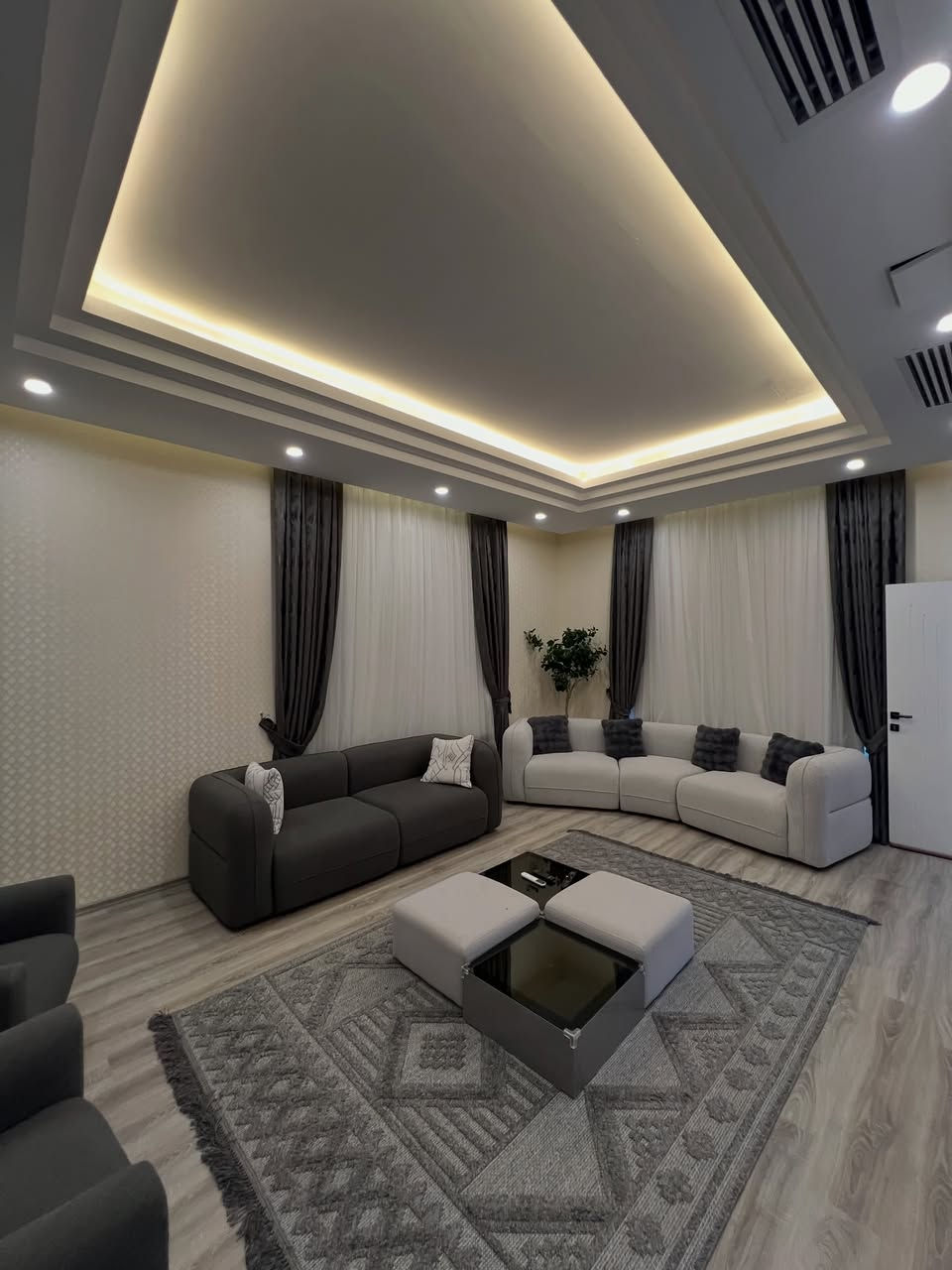 كركوك مجمع سوماستي 📍
ڤيلا للبيع ركن فول مواصفات
المساحه_400متر طابو صرف
بيت انباع مع أثاث كامله 
موقع جدا ممتاز مقابل حديقه

للمزيد من المعلومات 
***********
***********
