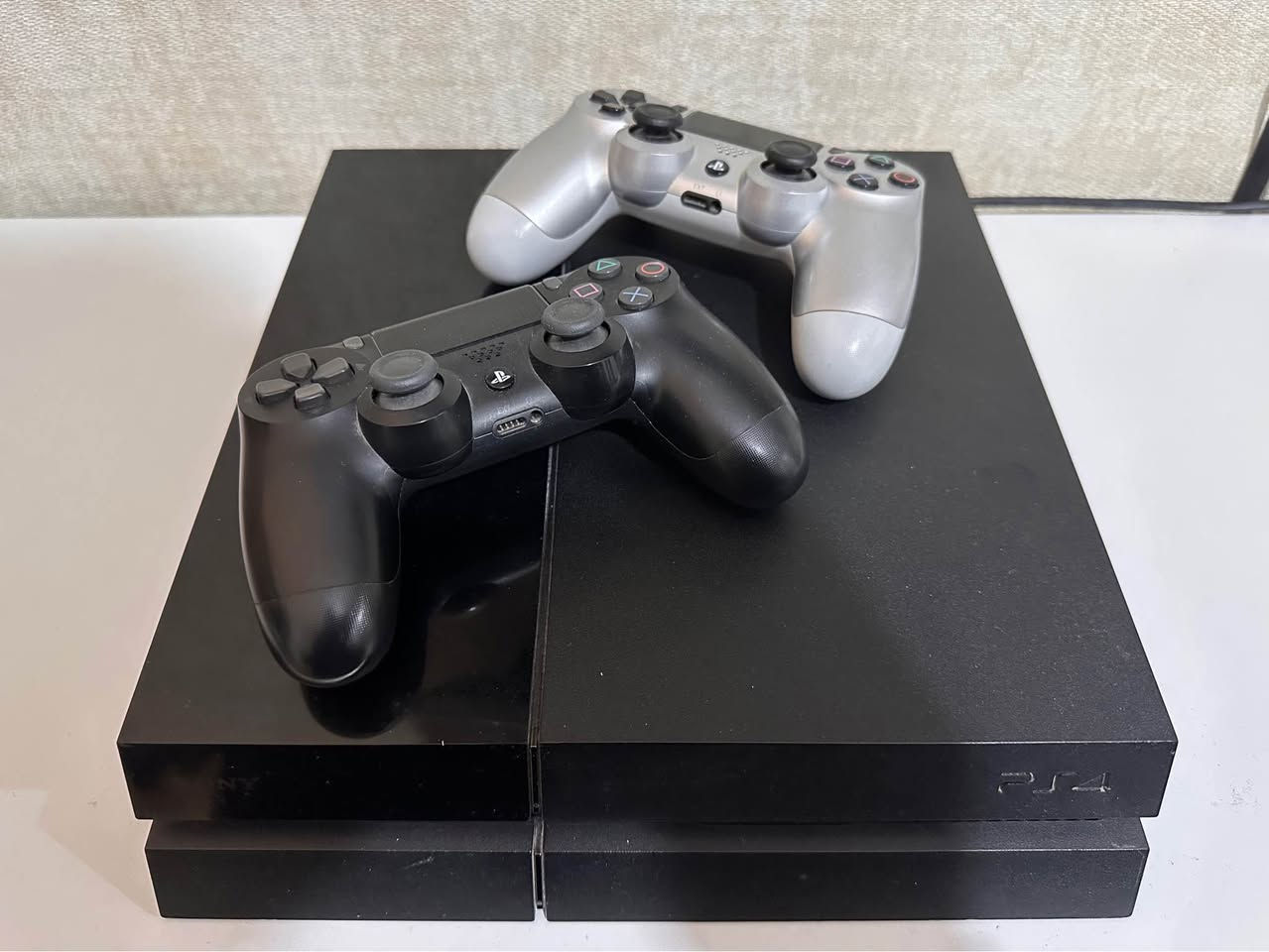 Playstation 4 fat 
jailbroken 
System software 9.00
2 joysticks
Contact me on WhatsApp *********** أربيل, العراق
