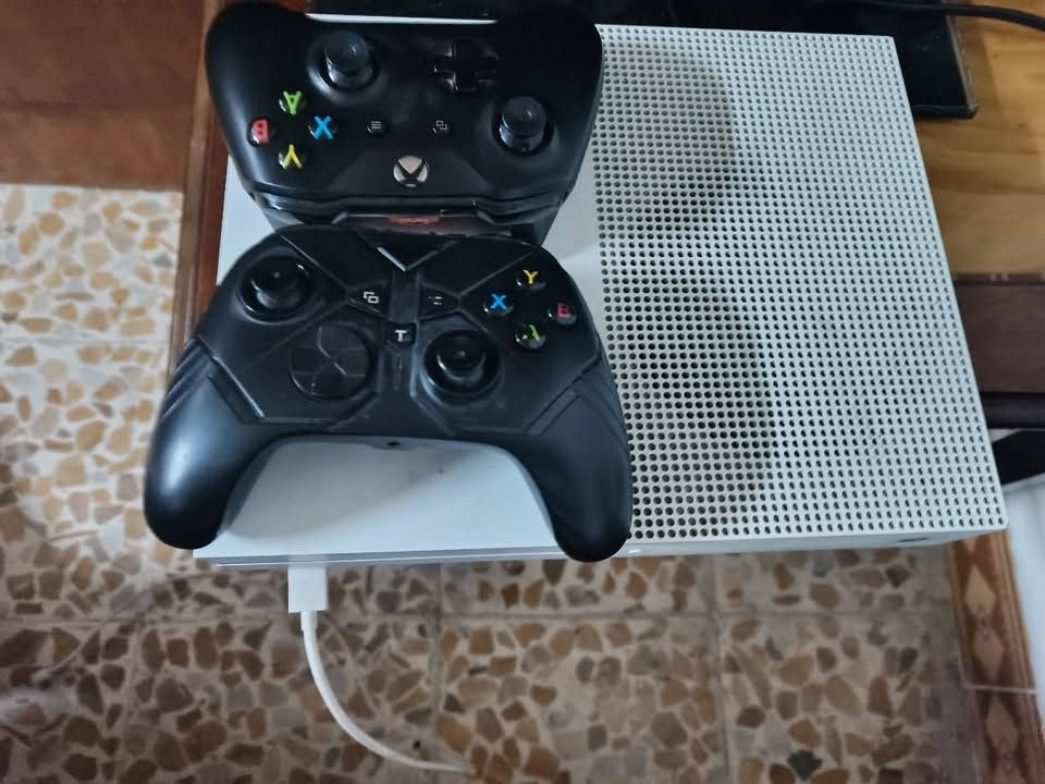 اكس بوكس ون اس
الجهاز نضيف سعرة 150 
تواصل واتساب فقط ***********
