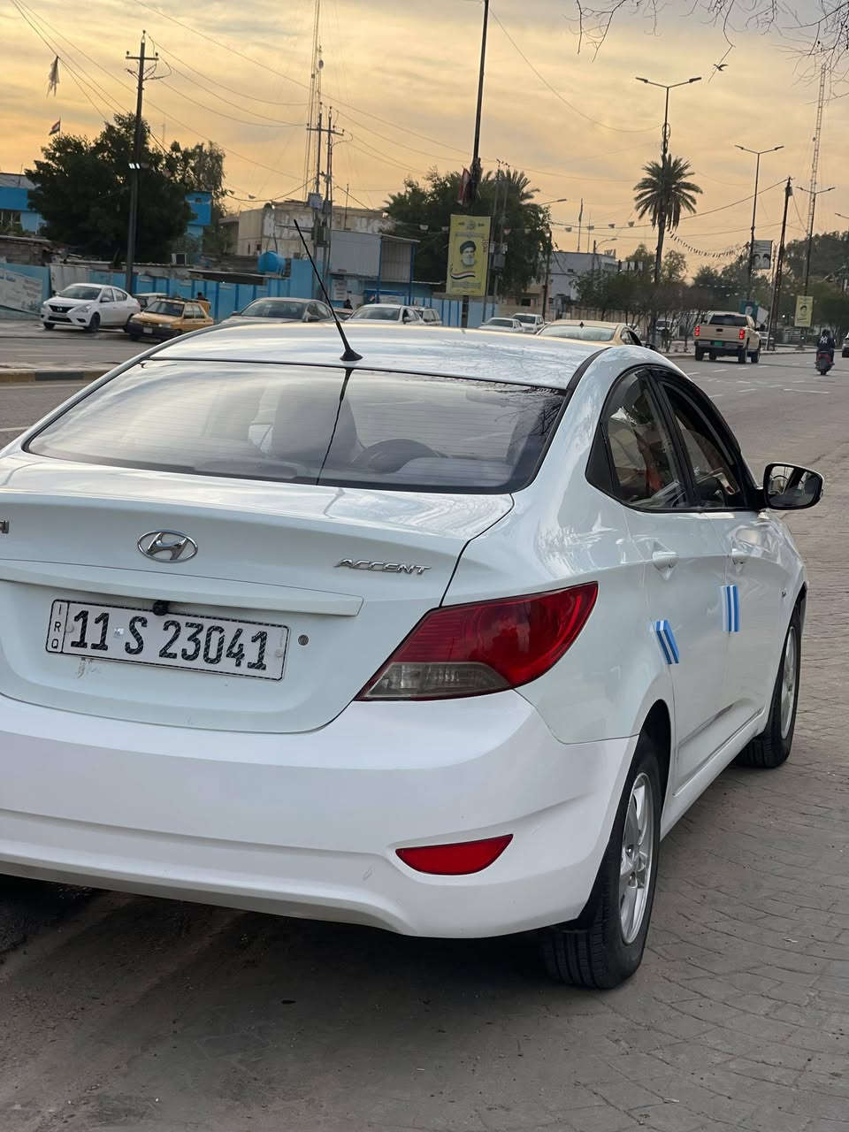اكسنت 2013 خليجي 
محرك: 4 سلندر
سعة: 1.6 لتر دبل قطره
كير
أو أوتوماتيك 
نوع البنزين: عادي
بلوتوث 
تحكم من الاستيرن
قفل مركزي + ريموت
زجاج كهرباء
شاشة
تبريد وتدفئه

🛡️ الأمان
وسائد هوائية ( ايرباك )

               (ABSمانع انزلاق)
نظام مانع الانزلاق �
اقتصادية جداً بالبنزين

السياره بيه أدامة بالصدر بالامامي والخلفي جيد جدا 
بيه باب صبغ وحده وبارد قليل جدا بالجاملغ 
سياره استخدام شخصي نظفيه جدا 

السعر 103 ورقه وبي مجال شي قليل 
 المكان بغداد الحريه
***********
