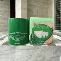 مستحضرات تجميل • مكياج