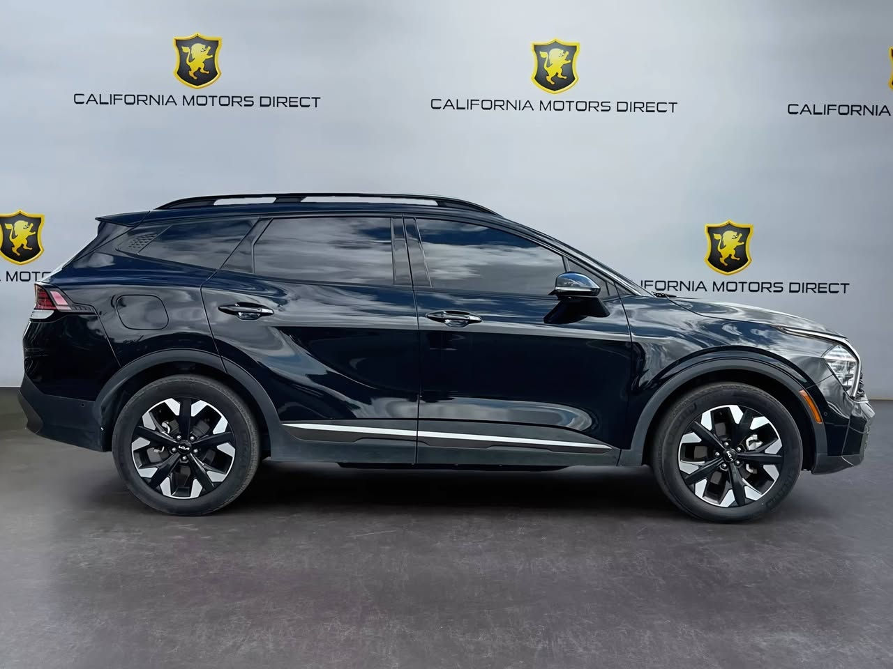 سبورتج  هايبرد بلك ان |KIA Sportage
 - موديل 2024
بحالة زيرو دخول جديد 
  مواصفات فوك الفول  4x4
 محرك 1.6 لتر توربو هايبرد +محرك كهربائي قوي بقوه260حصان (اقوى من جميع اصدارات سبورتج واكثرهن اقتصاديه وعمليه)
 ‏تمشي بتفويله وحده 1100k 
 ‏#العداد 5الف ml بحالة زيرو
 ‏#حادث_السيارة ضرر سطحي بسيط بابين وقبغ جنطه ومبدل نفس لون بدون صبغ سيارة 
 ‏#اللوحات بغداد 
 ‏#اللون بلاك ملكي 
 ‏#الفئه اكس لاين برستيج (بلك ان ) اعلى فئه
كير ماوس اوتيماتك 8 سرعات
تشغيل ذكي ( بصمة ) ,تشغيل عن بعد
شاشة Apple CarPlay, android auto 
 4 كاميرات (360) درجة 
تحكم ستيرين كامل مع تدفئه 
 فتحة سقف ( بانوراما ) كاملة
هاند بريك كهرباء
 شاشة كبيرة ( GPS )
 رادارات 360 
حساسات امامي و خلفي
 مقاعد خزن ميموري 
شاحن وايرليس
كراسي كهرباء 
 تبريد + تدفئة المقاعد الامامية
تدفئه مقود 
صندوق كهرباء
 هاند بريك كهرباء 
 مانع انزلاق 
 اوتو هولد ( AUTO HOLD )
 مساعد نزول المنحدرات 
 سستم صوت مميز هارمن
 ‏انظمه قيادة متعدده
 ‏نظام قيادة ذاتي
 ‏كشنات جلد فاخر اصلي
 ‏منافذ USB +أواكس
 داخل انارة متغيرة عده الوان 
بصمتين 
تحكم عن بعد تقديم وترجيع بالبصمه
السيارة اعلى فئه بالسبورتج 
لتواصل واتس ***********
