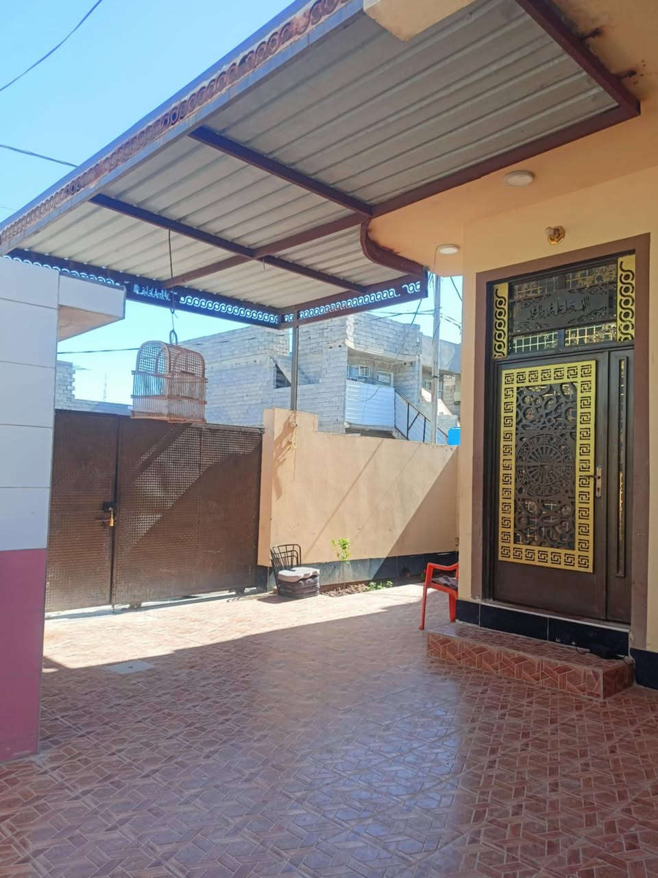 سلام عليكم 
دار للبيع المساحه 200 الوجه 10 والنزال 20 قريب على شارع 10 مجاري وتبليط الشارع .
يتكون من استقبال كبير + مطبخ + صاله + غرفتين نوم + حمام داخلي+ خارجي و مناور عدد 2+ صحيات خارجية . الموقع التحرير الحولي الجزء الثاني قريب على الشارع الرئيسي .للاستفسار اتصل او وتساب السعر 92 وبي مجال . ***********
