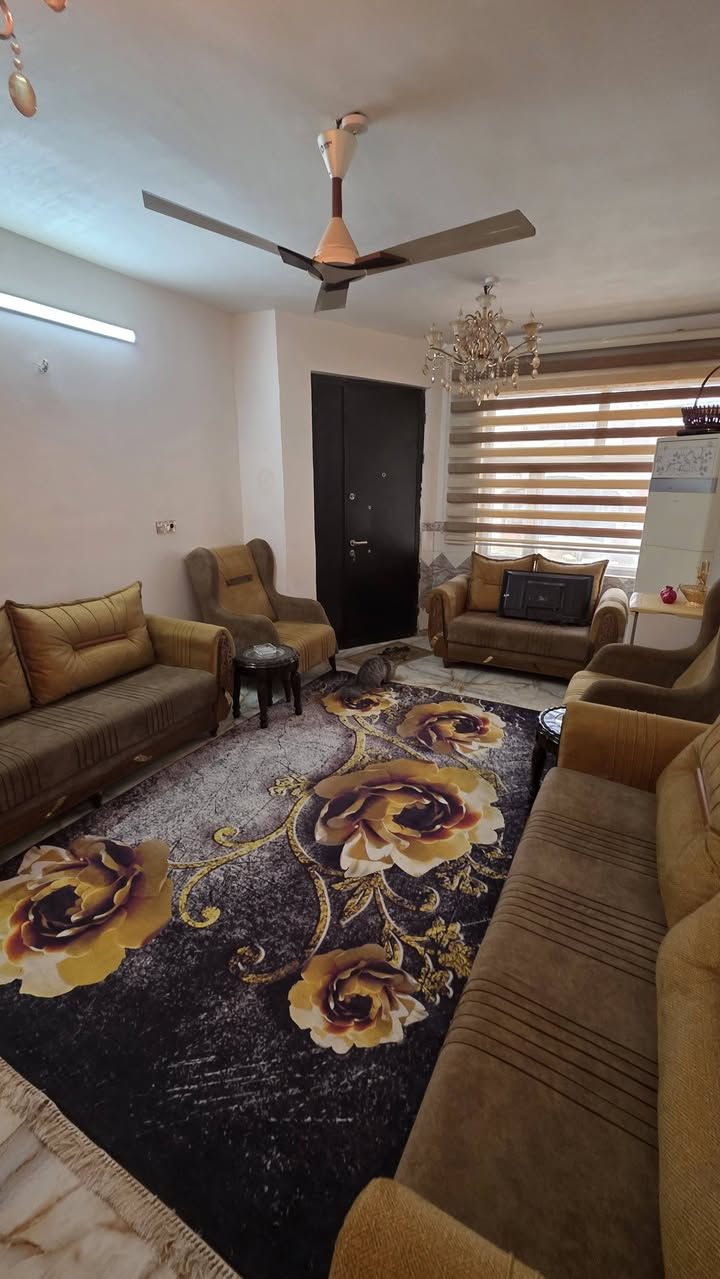 دار مع مشتمل للبيـــــــــــــع....
طابــــــــو مــــــلك صـــــــرف.... 
حي شبر قرب شــــــــــارع // 40.... 
الدار يباع مع المشتمل يعني مو واحد ☝منهم.... 
ـــــــــــــــــــــــــــــــــ
مســــــــاحة الدار /140م ركـــــــــن طابقيــــــــن... 
بثــــــلاث غرف نوم صالــــــه هـــــــول مطبـــــــــــخ حار بارد صحيات خارجية وداخليه كــــــــــراج ومـــــــــــــناور... 
ــــــــــــــــــــــــــــــــــــــ
والمشتمل /85م طابقيــــــــن.... 
غرفتيــــــــــن نوم صالــــــه هـــــــول مطبـــــــــــخ صحيات 
مؤجر بوارد // 650 بالشهــــــر.... 
ــــــــــــــــــــــــــــــــــــــــــــ
علما ان العقـــــــار مطلوب للمصرف... 
75،، مليــــــــون ممكن يستقطع من السعر الكلي.... 
ــــــــــــــــــــــــــــــــــــــــــــــــــــ
عقارات رامســــــــــر 
***********
***********
