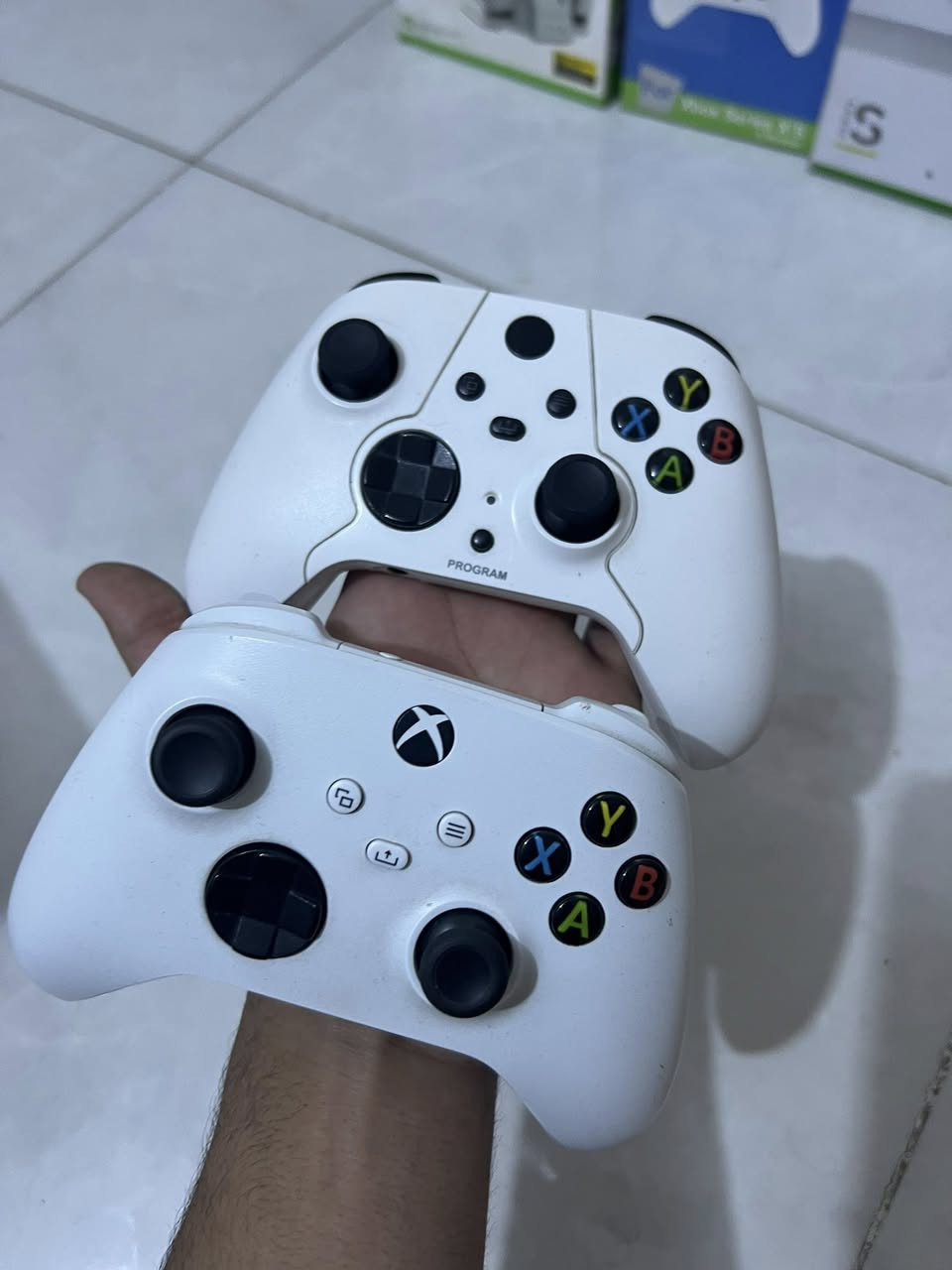 السلام عليكم اكس بوكس سيريس اس للبيع  نضيف شخط ممشخوط ولا داخل مصلح ابد الجهاز نضيف بشكل يجي وي الجهاز كيبلHD او كيبل وايفاي او 3كراتين او يدتين  وحدة حترافية او وحدة عادي اثنينهن اصليات او يجي ويا مبرد اكي بوكس يبرد الجهاز او يجي ويا هارد او يتكون من 1000 لعبة اذا مو اكثر اوي ذاكرة الجهاز 512 او تجي ويا فيفا24 او25 او26 او بي فورزا هورايزن5 او جي تي اي كل العاب الي بالك موجودة للاستفسار *********** متواجد واتساب  السعر 500 او بي مجال العنوان بغداد الشعب
