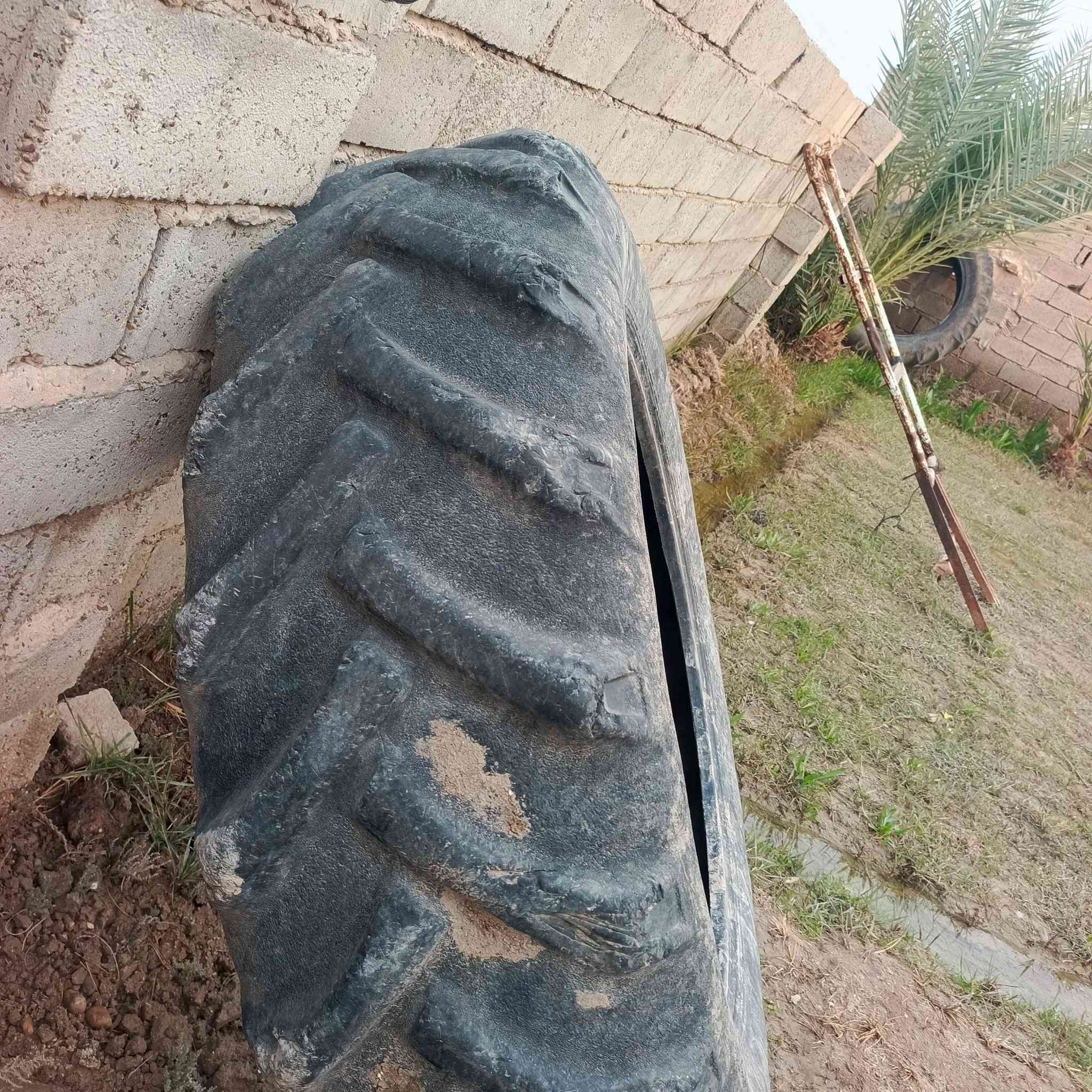 السلام عليكم تايرات للبيع حجم 38 على 16 نظافه نص عمر المكان تاجي سعر500 وبيه مجال ***********-************
