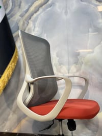 كرسي مكتبي استعمال قليل بحالة جداً جيدة، الجك و الدورات و مسند الضهر ك...