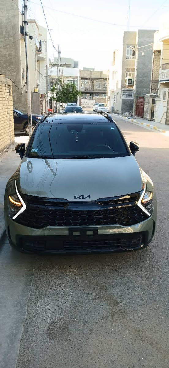 ​🚗 للبيع: كيا سبورتج هايبرد بلك إن 2025 SX Prestige (فول مواصفات) 🚗
المحرك والأنظمة: هايبرد بلك-إن (Plug-in Hybrid) تعمل بـ 3 أنظمة تشغيل (بنزين، هايبرد، وكهرباء شحن منفصل). اقتصادية وخارقة بالمشي.
​الوارد: أمريكي 🇺🇸 (مرقمة وجاهزة بالكامل بدون أي نقص).
​المسافة المقطوعة: 4,000 ميل فقط (قابلة للزيادة البسيطة).
​الألوان: خارجي زيتوني مميز (Olive Green) / داخلي جلد نيلي مائل للسواد ملكي.
​✨ أبرز المواصفات (SX Prestige الأعلى صنف):
​كاميرات محيطية 360 درجة (Surround View Monitor).
​ميزة التقديم والترجيع الذكي عن طريق الريموت الماستر.
​شاشات بانورامية مزدوجة عملاقة + نظام صوتي Harman Kardon.
​عرض النقطة العمياء بالعدادات عند الإشارة.
​سقف بانوراما، مقاعد كهرباء (تدفئة وتبريد)، تدفئة مقود.
​رادارات أمان كاملة، شاحن لاسلكي، وباب خلفي ذكي.
​📋 تفاصيل الحادث:
​ضربة بسيطة بالجاملغ الخلفي خلف السائق، مع تصليح نصف الباب الخلفي (بدون تبديل وبدون فتح). الشغل نظيف ومتقن 100% بحالة الوكالة.
​💰 السعر والتواصل:
​السعر المطلوب: 225 ورقة (قابل للتفاوض البسيط بعد المعاينة).
​مكان التواجد: بغداد - الغزالية.
​للتواصل والاستفسار: 📞 ***********
