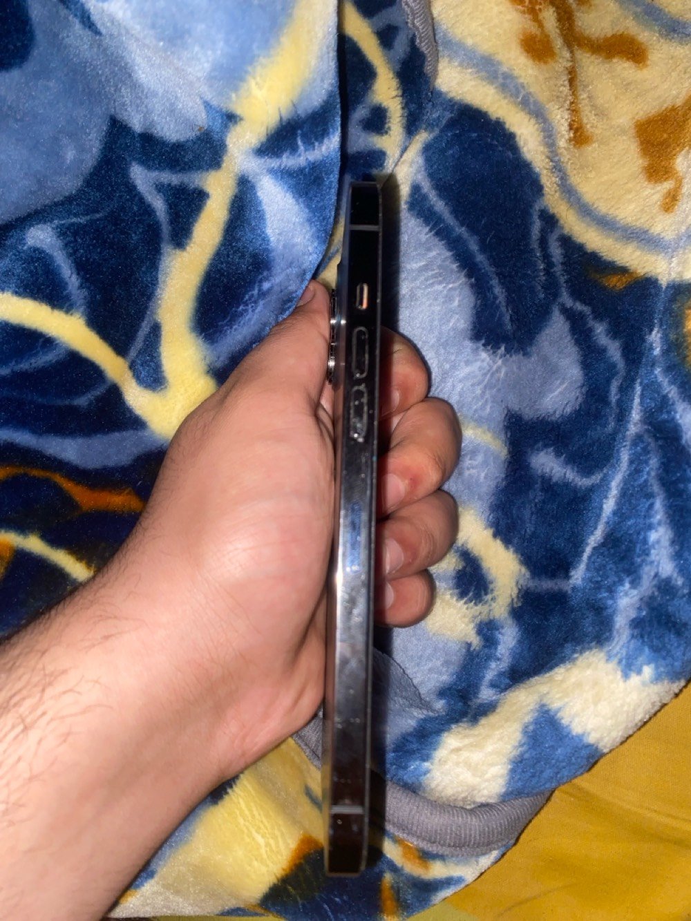 ايفون12pro max
الجهاز نضيف مبدل فقط شاشه وفطر صغير بل كامره  وهاذه الجهاز كدامك وتجي تفحص وشوف سعره 450وبي مجال
