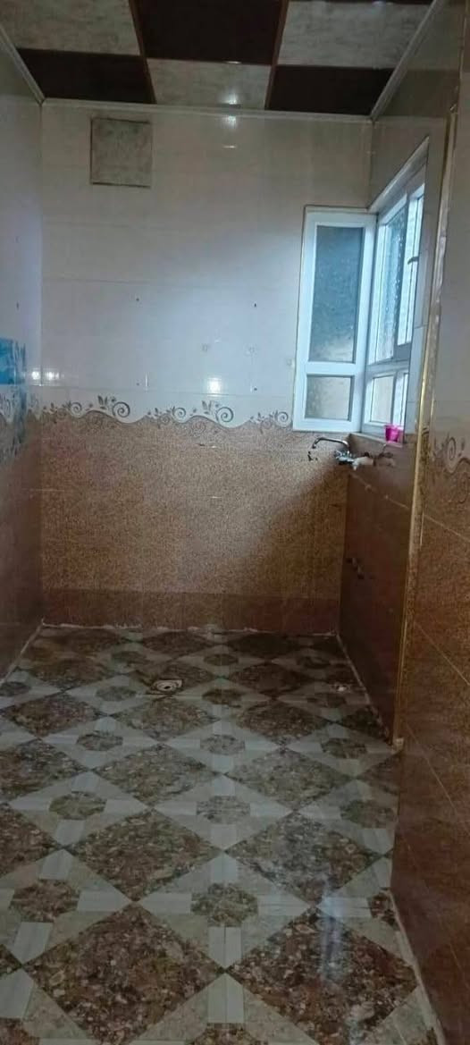 دار للاجار حي الانتصار شارع 15الي رايح ع مدرسة ناضم الطبقچلي مساحة البيت 110متر غرفة نوم وهول واستقبال ومطبخ ومشتملات وبيتونه فول البيت اتصل بدل الاجار 200الف قفل قفل *********** وتساب 
***********
