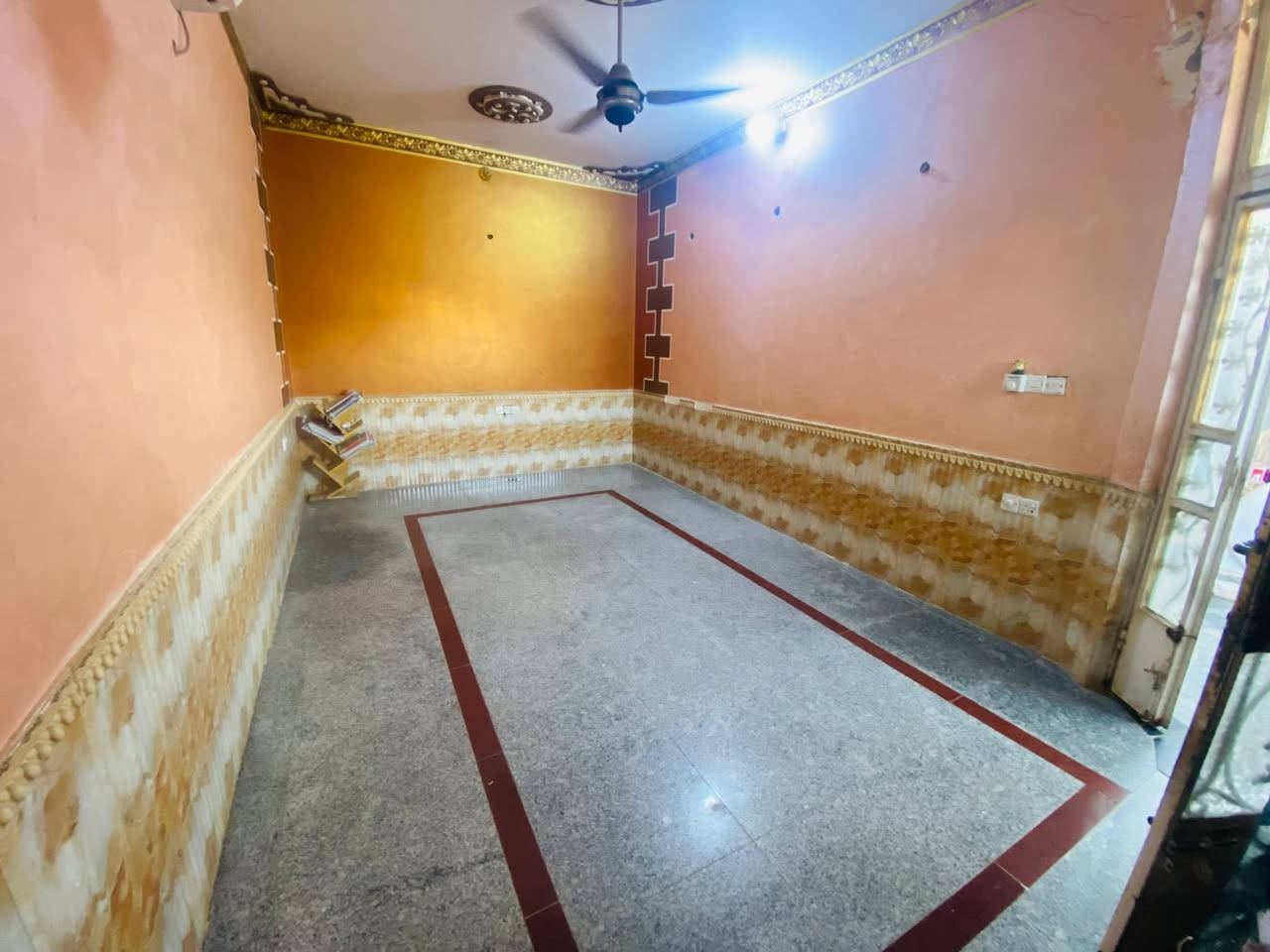 سلام عليكم عندي بيت بالشهداء  للبيع على الشارع قرب جسر الهولندي نص امامي 110 واقع حال 120  متر تقريبا البيت بناء 2014 لكن الصاله وملحقاتها ترميم صارله شهرين تقريبا درج مرمره البايه والمرايه لوح 120  الحائط معجون مو مخمر يحتوي البيت على ديوانيه + مطبخ مفتوح على الصاله + صحيات داخليه وخارجيه + غرفة نوم  + بناء الستاره 8 سوف ثرمستون  فقط لكن البيت كله بناء طابوق  الطابق الأرضي الارضيه تربيع  + رباط كونكريت +صب  السقف كونكريت السعر 130 مليون  موبايل ***********
