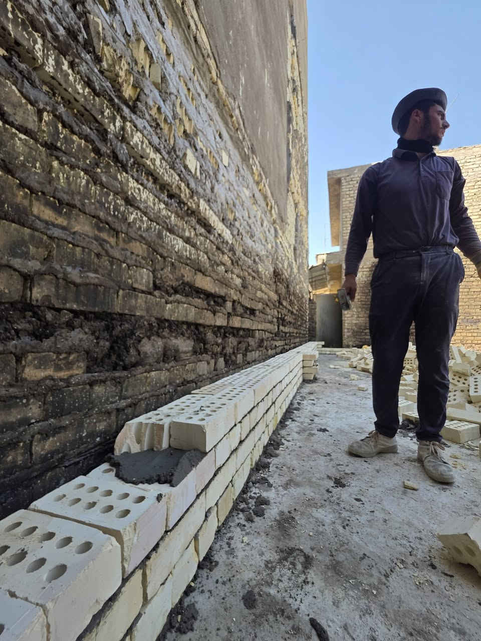 على بركة الله  
مكتب حمورابي لمقاولات البناء 👷‍♂️ 
المباشرة في موقع حي الجهاد 
بناء دارين بمساحة 100م لكل دار 
البناء منفصل تماما غير مشترك الأضلع
رش مبيدات + نفط أسود 
سبيس +  جلمود + حدل 
تأسيس انابيب  العمل درجة أولى 
رفت 40 سم  صب البم المركزي 
الشيش المستخدم اف اف عراقي 
الطابوق درجة أولى 
يحتوي كل دار على 
مدخلين صالة ومطبخ وخدمات وغرف نوم عدد 3 
للاستفسار والتواصل الاتصال أو واتساب على الرقم ***********
 مكتب حمورابي
