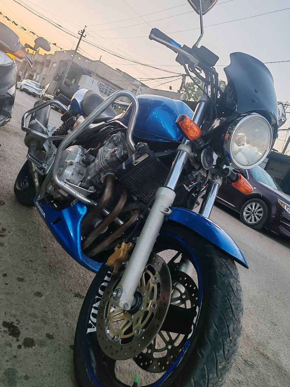 جوة السوك 🔥🔥بلاش 
CB4 Honda هوندا 
حجم المحرك 
Crash bars 400cc
السعر 13ونص بيع فقط 💙
بدون رقم اوراق كامله 
موديل 2012 جدا نضيفه abs
محرك كير مكفول كهربيات شغاله 
نوزل (حقن وقود)  ستان حساس 
كزوز بلادي صوت طرب 
درع امامي خلفي دراجه مال جناي
مكاني بغداد البياع الشهداء
***********
