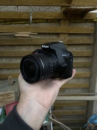 نيكون D3500 • عدسة 18-55 VR • شتر ٣٠٠٠