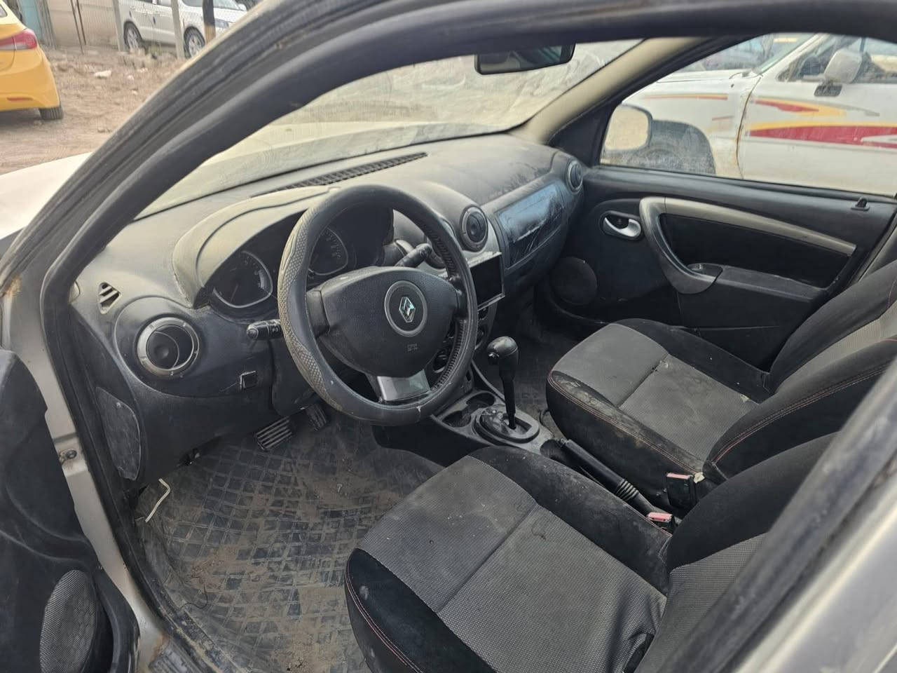 رينو..موديل 2012..
 مصبوغه حزام حادث باب فقط
مكينه جديده..سعرها 52 وبيها مجال ..
مكانها الديوانية..مكلف بلنشر ..للإستفسار اكثر الاتصال ع الرقم*********** موجود وتساب.
