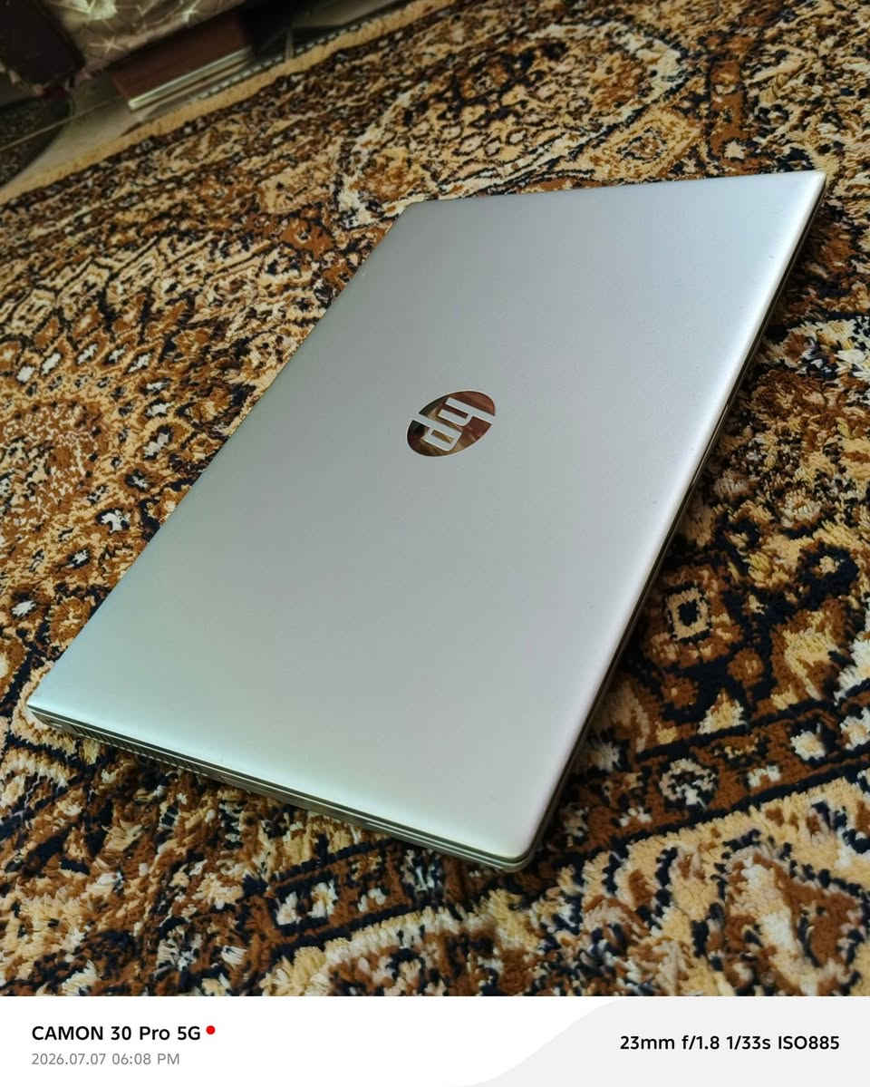 السلام عليكم للبيع لابتوب نوع hp باله انضف من النضيف شرط استعماله اذا اكلك قليل والله اجذب عليك لأن قليل جداا استعمله مااهواهه ابد...
تصميم عصري ونظيف: هيكل خارجي أنيق بلون فضي وبحالة ممتازة وخالٍ من العيوب الظاهرة.

معالج Intel Core i5: من الجيل الثامن القوي لضمان أداء سريع وسلس في الدراسة والعمل اليومي.

كيبورد عربي متكامل: لوحة مفاتيح كاملة تحتوي على الحروف العربية ولوحة الأرقام الجانبية الكاملة.

حماية بالبصمة: مستشعر بصمة إصبع مدمج وسريع لتأمين قفل وحماية بيانات الجهاز.

شاشة واسعة 15.6 بوصة: حجم مثالي لمشاهدة الأفلام، الدراسة، والعمل على البرامج براحة تامة.

قارئ أقراص CD/DVD: ميزة نادرة بالأجهزة الحديثة ومطلوبة جداً لتشغيل الأقراص والملفات المخزنة.

ترسانة منافذ متكاملة: يحتوي على جميع المنافذ (HDMI و VGA و LAN و USB 3.1 و Type-C).

بدون تحويلات خارجية: المنافذ المتنوعة تغنيك تماماً عن شراء أي وصلات أو تحويلات إضافية مكلفة.

الملحقات : الجنطة والشاحنة الأصلية . 
السعر : 350 وبي مجال بسيط مستعجل ع بيعهه. 

مكاني الكوت


**إذا كنت صاحب هذا الإعلان وتريد حذفه لأي سبب، رجاءا أرسل رسالة إلى الدعم الفني**