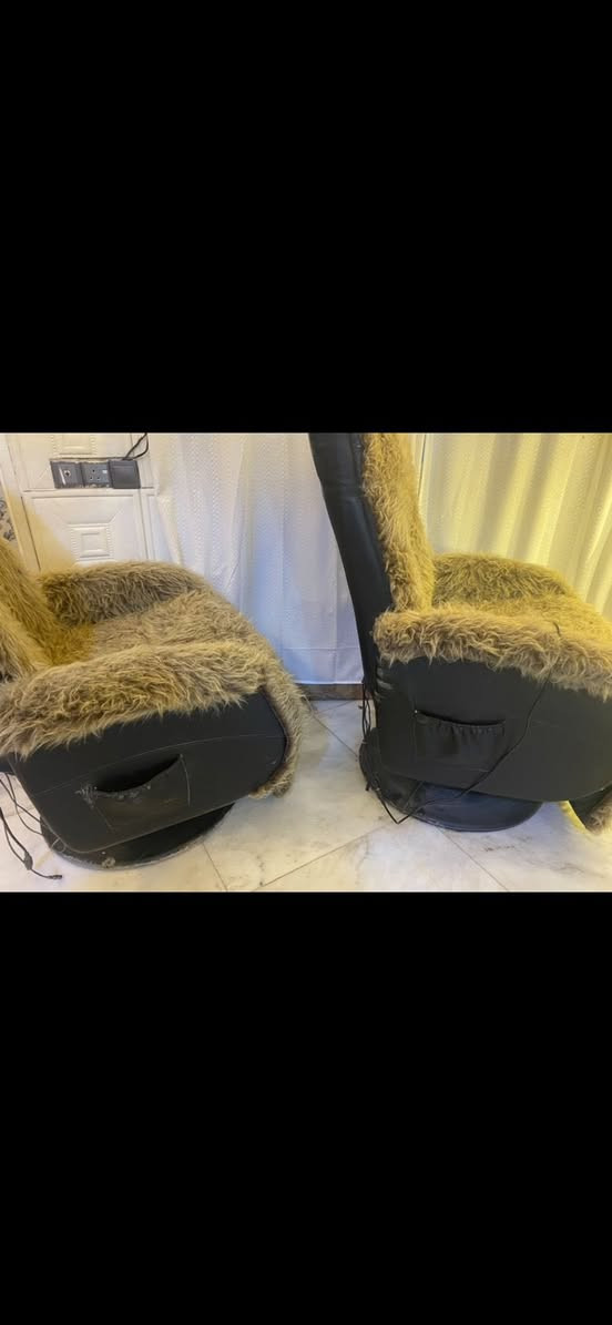 كراسي مساج ظهر وساق القدم مع هيترات مغلفات فرو لان الجلد البيها بيه شقوق لان مال باله 
سعر الاثنين 125 الف بغداد حي الجهاد
***********

ميز وسطي عدد 2 مصنوع من خشب الاشجار ثقيل جدا وزن اقل شيء 100 كيلو تقريبا 
القياسات تتراوح من 90سم * 60سم
90سم * 60سم
الواحد سعره 50 الف
