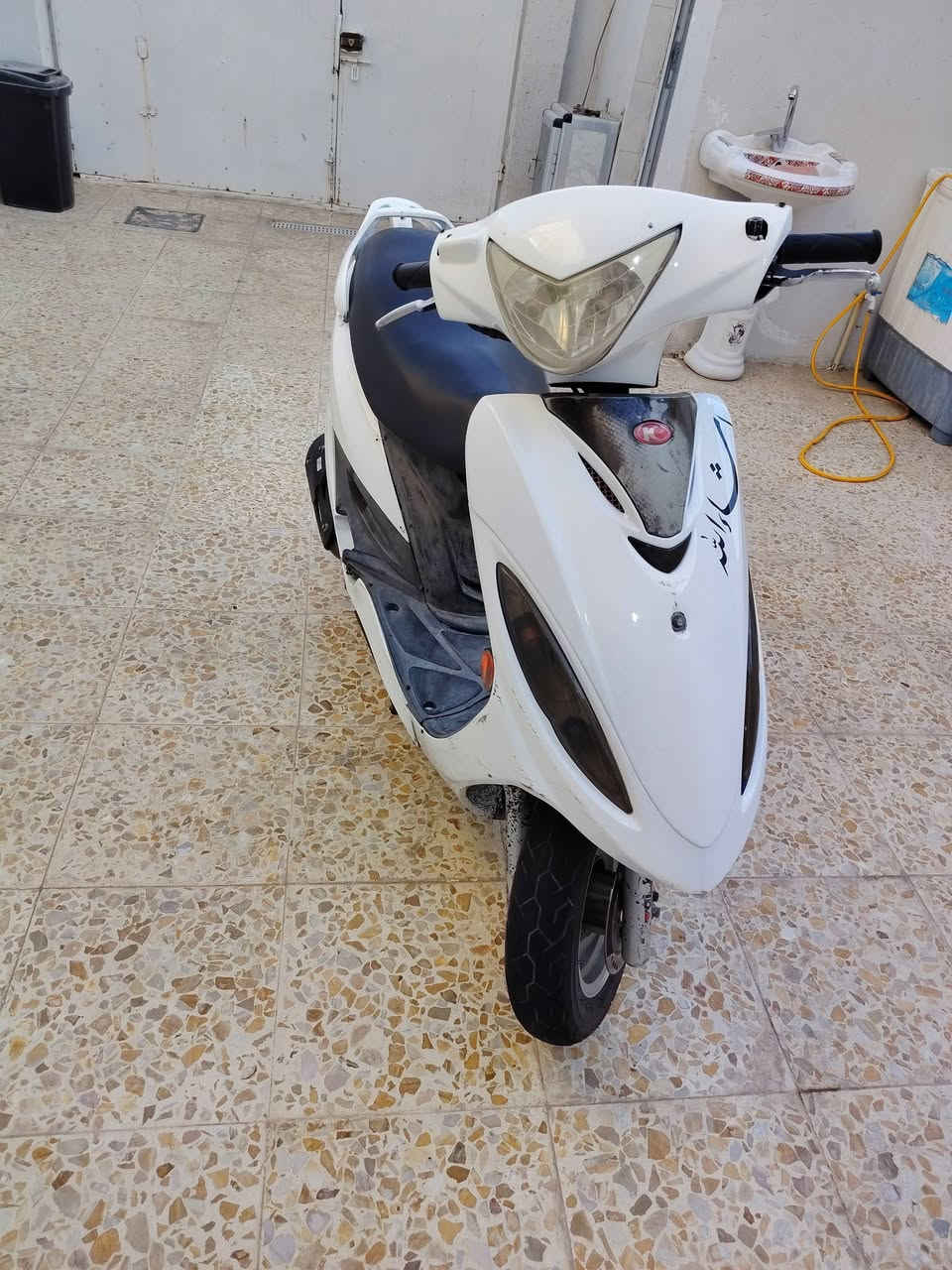 السلام عليكم دراجه للبيع كهربائيات كلها شغاله دراجه النقص ما بيها امجد فتى تجفيت اصلي اول فتحتها تخم تايرات جدد اللي عنده مراوس وفراشه نظيفه السعر 375 مكانه نجف حي الميلاد ***********
