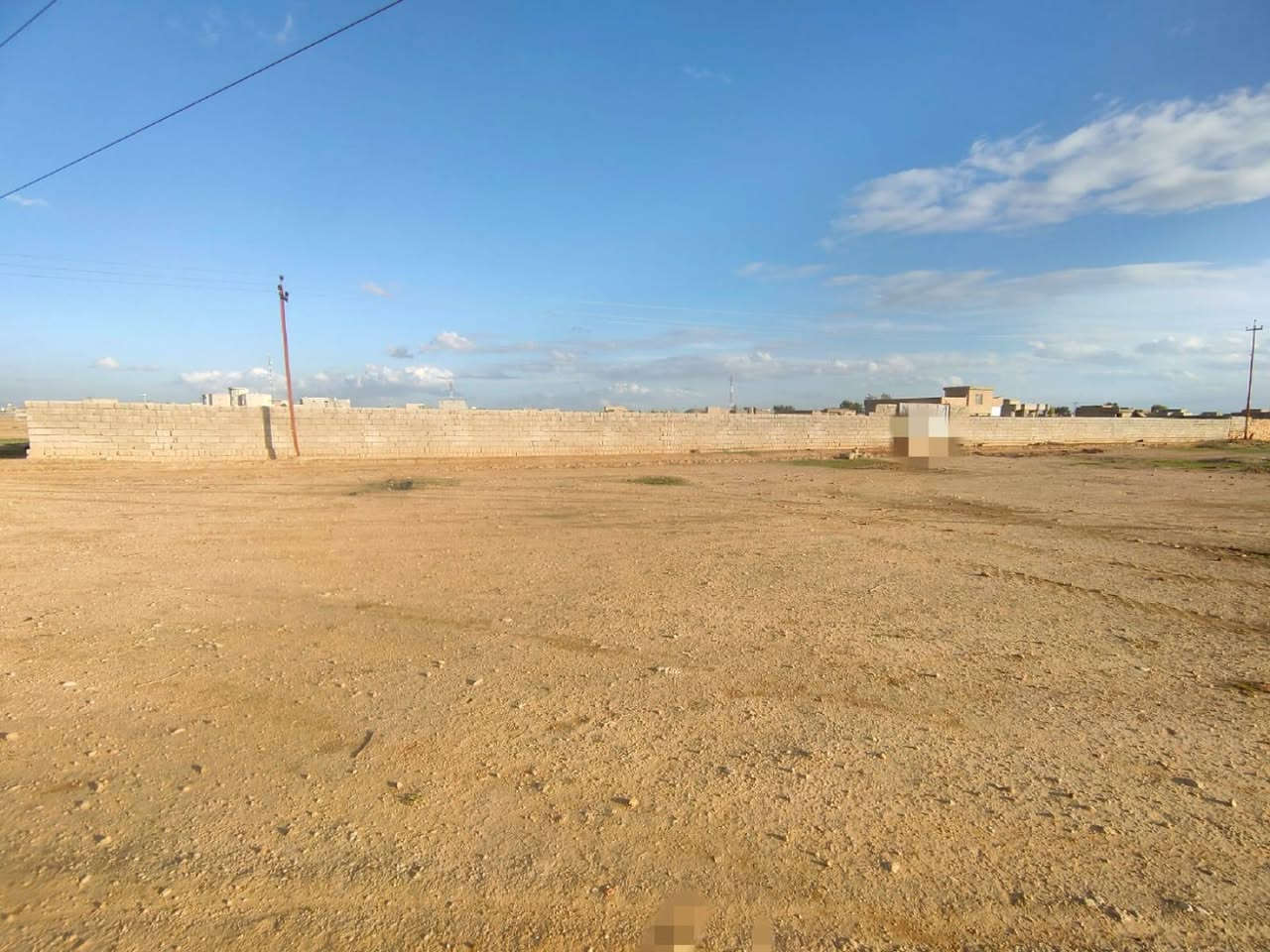 قطعه معروض للبيع يم مستشفى حسين مساحه ٢٠٠٠متر مربع حتا مروس مع سيارة او مروسا مع  قطعه او مروسا مع بيت قريب عل شارع عام ***********
