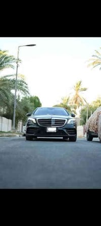 مارسدس s560 سياره ٤ فصوص داخل ابيض ٢٠٢٠    سياره فول الفول.   باب طويل...
