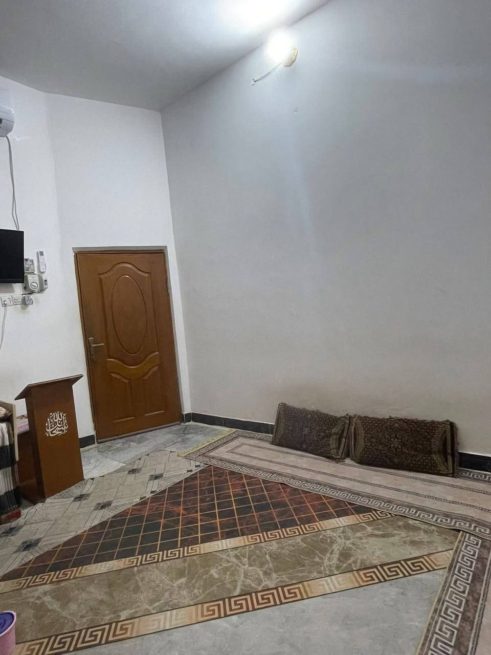 بيت للبيع طابو صرف مساحه 114م واجه 8م البيت طابق ونص بناء كله طابوك بس الستارة فرمستون كونكريت السطح شتايكر الارضيه مرمر تاريخ البناء 2014 يتكون من غرفتين وصالتين ومطبخ واستقبال وطارمه ومنور وصحيات العنوان حي اور
السعر 175 
***********
