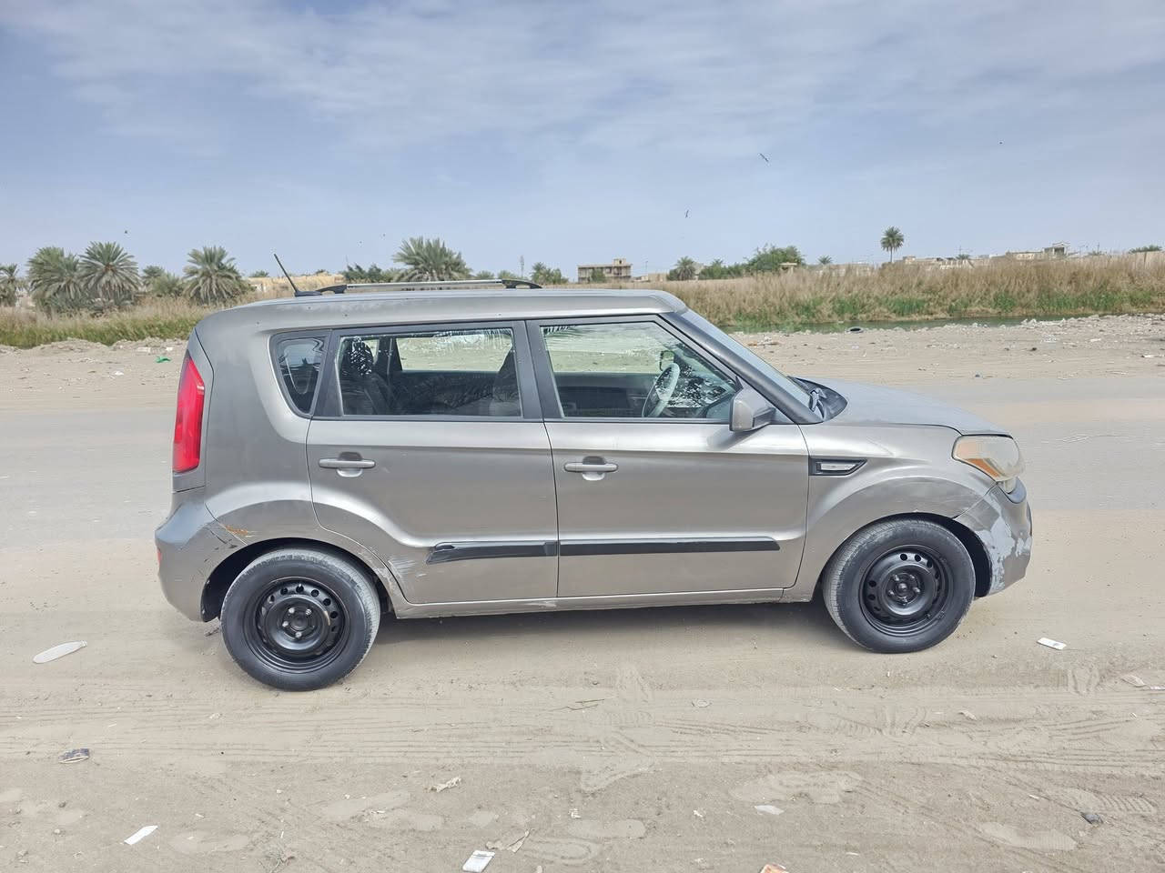 كيا صول 2013 حادثه دعامي فقط مكفولة من الصبغ والتبديل بيه جراد بصيط بلبنيد والقمارة سيارة بلادي ماشي 110 فقط مكينةو كير وحدادية وتبريد كل جديد السعر 69 قفل رقمي *********** مكان السيارة حلة المركز
