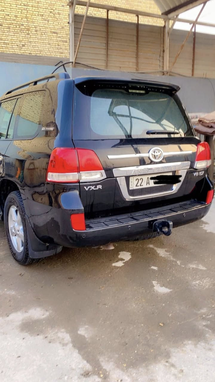 السلام عليكم للبيع فقط لاندكروز VX 5700 مواصفات الكزس موديل2010السيارة مكفوله من الظربه ولتبديل باقيه على البلاد رقم اربيل سنويه باسمي ماشيه 250كشنات جلد فتحه قماره تبريد ثلاجه كامره سياره جديده مال جناي حداديه كير محرك سياره جاهزه وحلوه اتراي وين ما تريد مكاني ذي قار السعر 310$
رقم الهاتف /‭0775 440 9960‬

