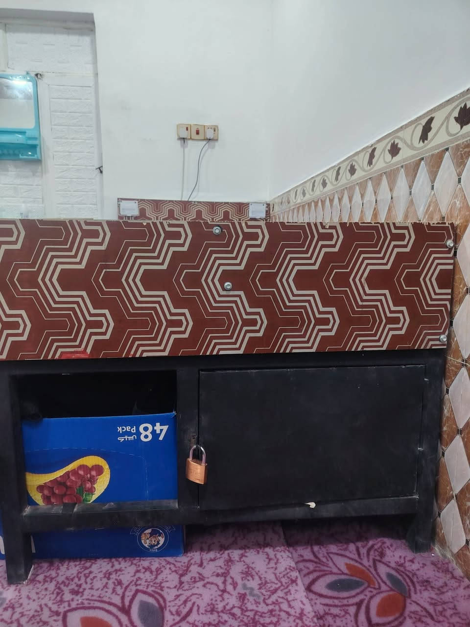 جربايه نفر واحدتفصال حديد قوي وخشب ثقيل وبيه ديلاب جواه وقفل ست أرجل سعرها ١٥٠ وبيه مجال قليل لأن أنه مفصلها ١٥٠ الشراي يراسلني خاص أو واتساب فقط *********** مراسله فقط مكاني بني منصور قرب مدرسه الجهاد الابتدائية شارع الشهيد الشيخ عبد الغفار المنصوري
