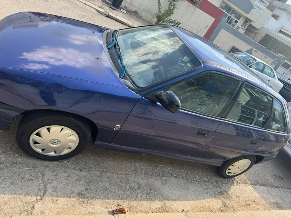 للبيع اوبل استره بيها قطعتين صبغ موديل ٩١ سياره جدا نضيفه كير مكينه اوربي بدون تبريد سعر ٤٠ وبيها مجال قليل ***********
