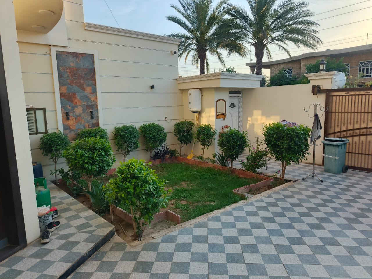 للبيع 
دار سكن طابقين 3 غرف نوم بيت فول
  المكان في ناحية الصقلاويه خلف مدرسة الظاهر مدخل مركز الناحية 
اسم المنطقة حي الشهداء الاولى 
الشارع مبلط ومتوفر كافة الخدمات 
  12م تبليط    
المساحة ٢٠٠   ٢٥x٨ 
السعر 142 مليون وقابل للتفاوض 
للاستفسار مراجعة مكتب حاتم للعقار مقابيل محكمة تحقيق الفلوجة الجديدة او الاتصال ***********
