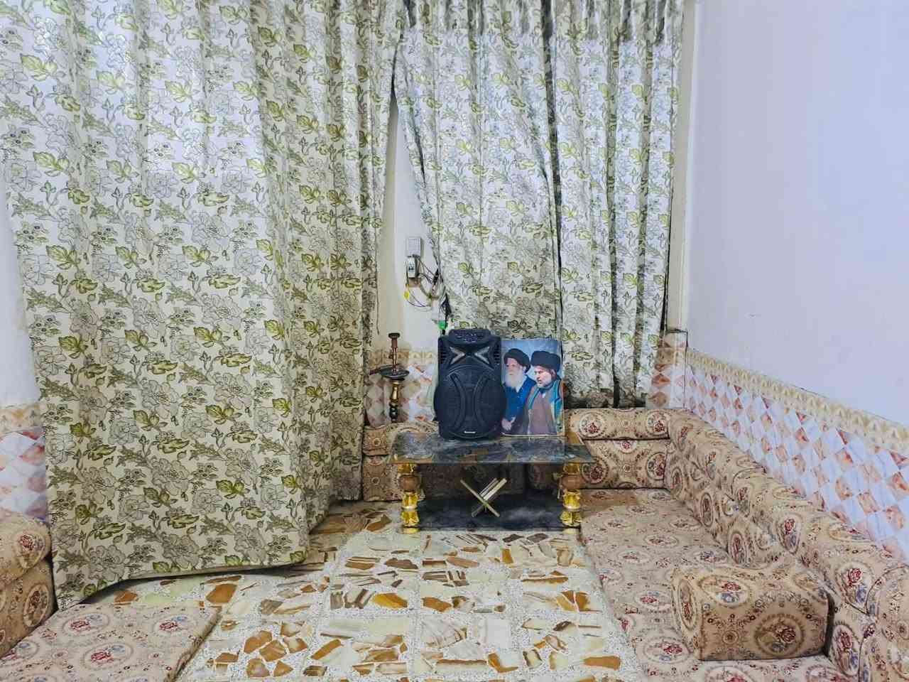 🏡 #دارللبيع 
♦️العنوان / حاوي النهضه -مقابيل معمل السفنج
المساحة 130م
 - استقبال 
 - غرفة نوم 
- صاله 
 - مطبخ  
 - صحيات داخليه
 - درج داخلي
السعر ٧٥
-مجمع صحيات خارجيه
داخل دربونه
☎️ للإستفسار يرجى الاتصال 
بالأرقام الموبايلات الواردة أدناه
📲 ***********   متوفر واتساب 
#نستقبل_طلباتكم__وعروضكم 
مكتب بغداد للعقار الشطرة  الآمن للتسويق العقاري  ___
 الشطرة /شارع الفلكه قرب كراج الحضارات
