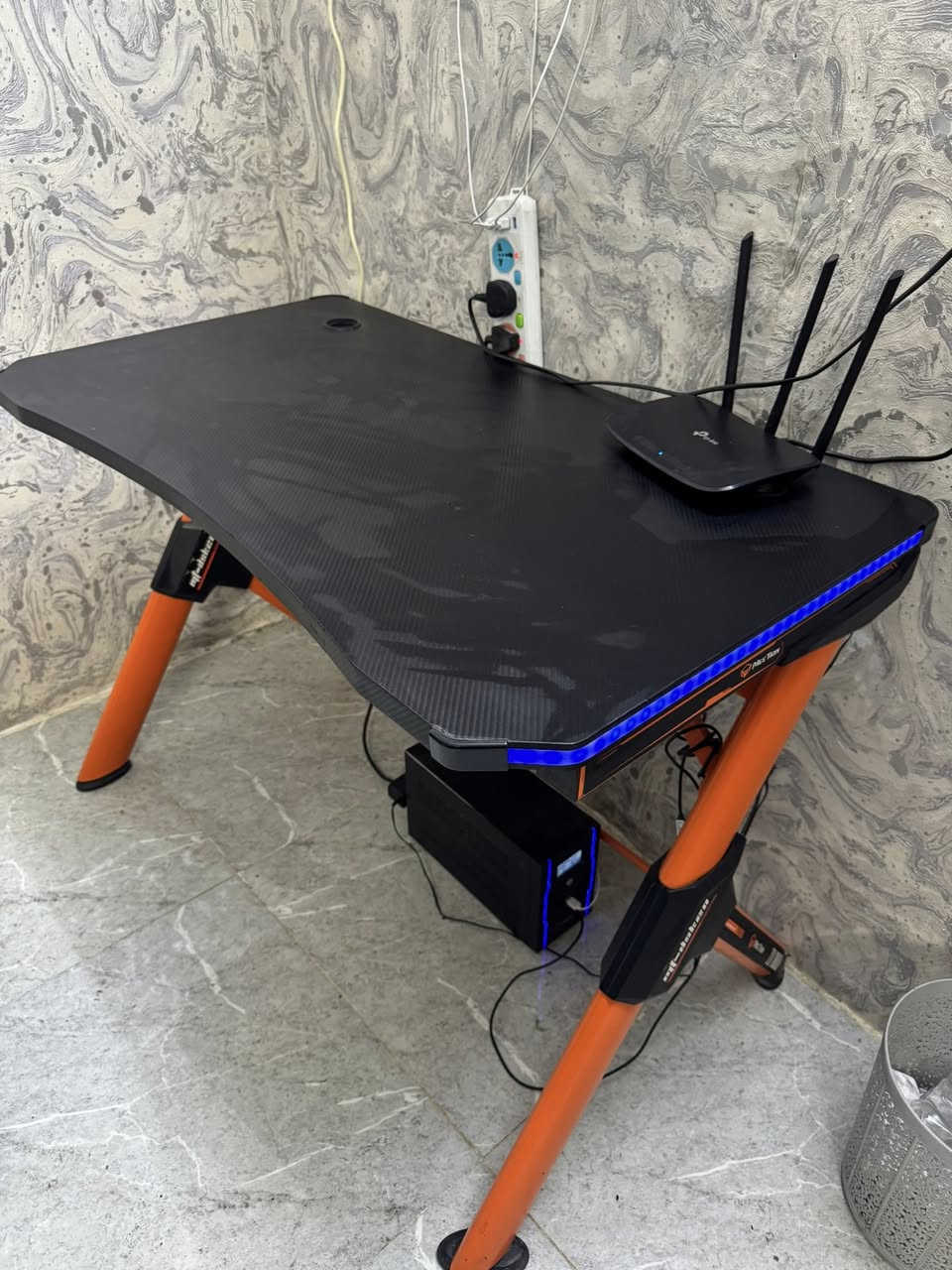 شاشه msi 144h حجم 24 السعر 175الف
مايك USB السعر 35

ميز كيمنك السعر 75  .   مكاني بغداد ***********

