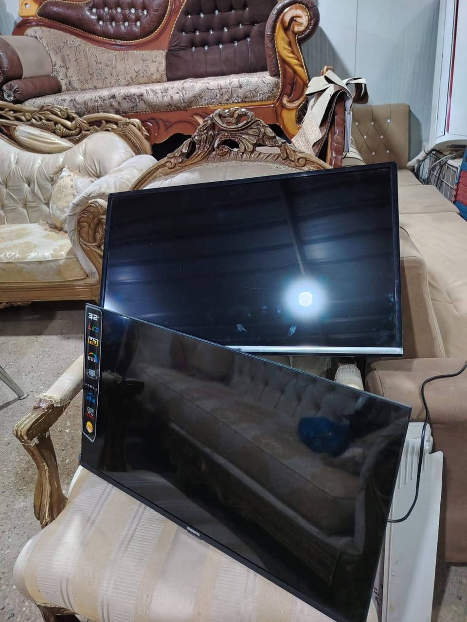 اغراض. واثاث منزلي باانسب الاسعار الاستفسار *********** او مراسله الصفحه 
تخامه
طباخات بلازمات
ميز طعام و ميز بلازما 
بنكات سبلت مبرده
صوبات سنك مرايا عمودي بوفيه كومدي مجرات جرابي حديد وخشب غرفة نوم
