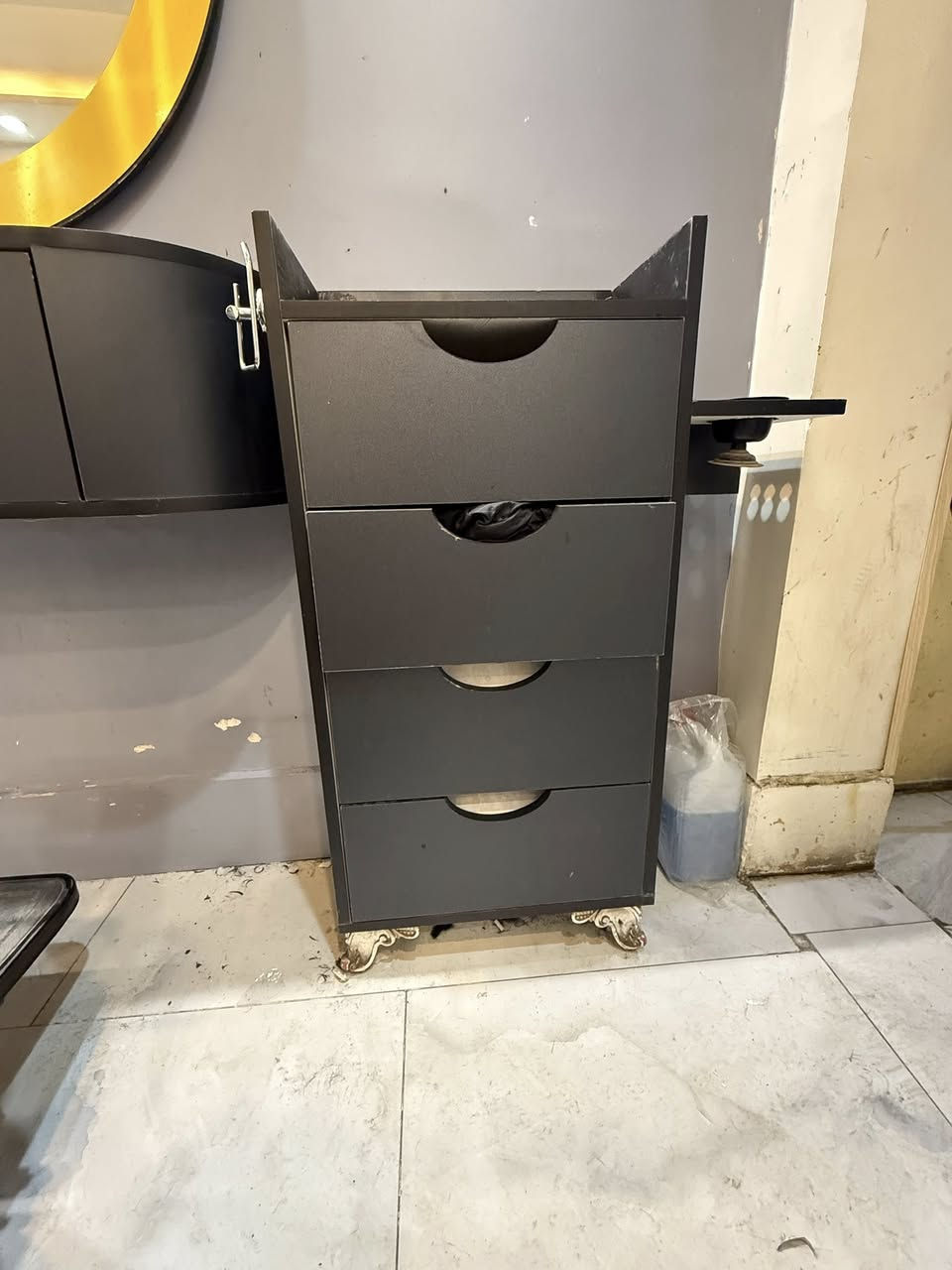 سلام عليكم ميوزه حلاقه للبيع 3 قطع (ميز+ مرايه+فاترينه )بيع شلع العدد 5 السعر 150 وبيهن مجال بسيط العنوان نجف حي ميسان*********** بي واتساب
