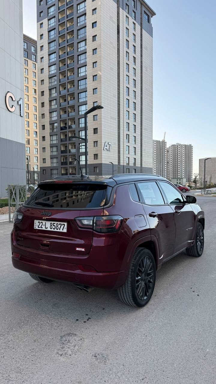 🚘 للبيع Jeep Compass Limited 2022 🚘
▪️ اللون: ماروني
▪️ فئة Limited (أعلى فئة)
▪️ نظام دفع رباعي 4×4
▪️ ممشى: 91,000 كم
▪️ محرك 2.4L مع جير أوتوماتيك 9 سرعات
▪️ شاشة كبيرة مع Apple CarPlay و Android Auto
▪️ مقاعد جلد
▪️ مقاعد أمامية تبريد وتسخين
▪️ تدفئة مقود
▪️ تشغيل بصمة ودخول ذكي
▪️ كاميرا خلفية وحساسات
▪️ مثبت سرعة ذكي 
▪️ نظام النقطة العمياء (Blind Spot)
▪️ نظام المحافظة على المسار
▪️ بانوراما 
▪️ تايرات دنلوب
▪️ حادثها باب و جاملغ عكس السايق 
▪️ ايرباك سستم 

السيارة بحالة ممتازة جداً، استخدام شخصي ومحافظ عليها، والصيانة الدورية مجراة بانتظام.

💰 السعر: 154 ورقة قابل للتفاوض للجادين
📍 الموقع: بغداد
📞 ***********
