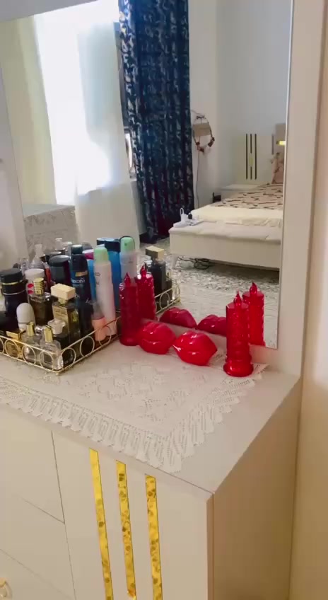 السلام عليكم
غرفة نوم للبيع تركيا تتكون من ١٠ قطع مصار ٤ اشهر من اخذناها 
جديدة مثل مشوفون بلتصوير بيها تحت السرير مخزن وشازلون مخزن مكاني الدورة سعرها ٩٥٠ وبيها مجال قليل 
وهذا ***********
