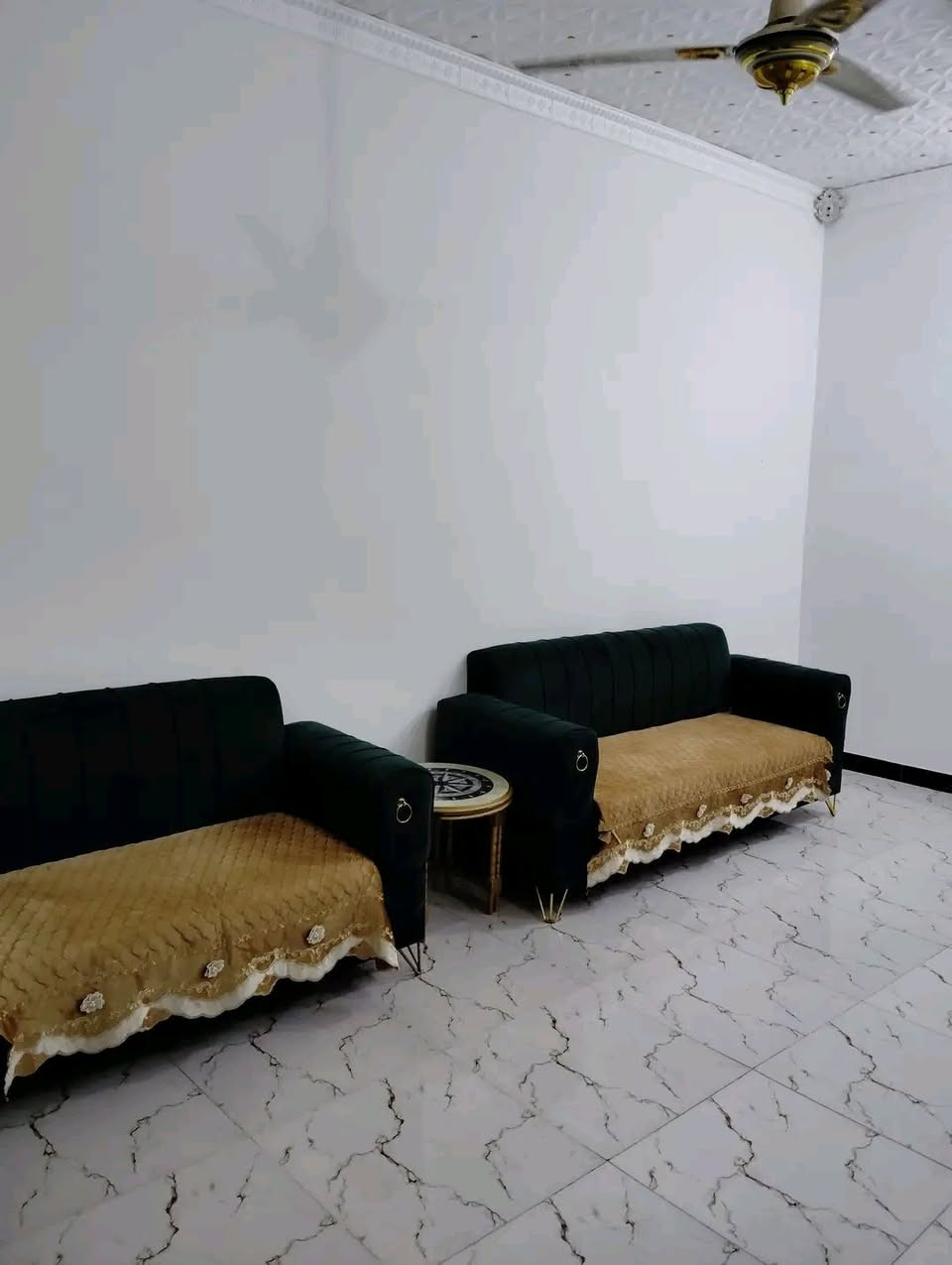 الدار للبيع المساحه ١٠٠ متر الدار نضيف جدا طابو زراعي سند 25 الموقع على ربيانه قرب سيد حبيب داخل الفرع بناء طابوق السقف عكاده يتكون من غرف نوم ثنين وستقبال وصاله ومطبخ مجمع صحي خارجي وداخلي وطارمه وممرات البيت طابقين أي استفسار إتصال على الرقم *********** وسعر 5 5
