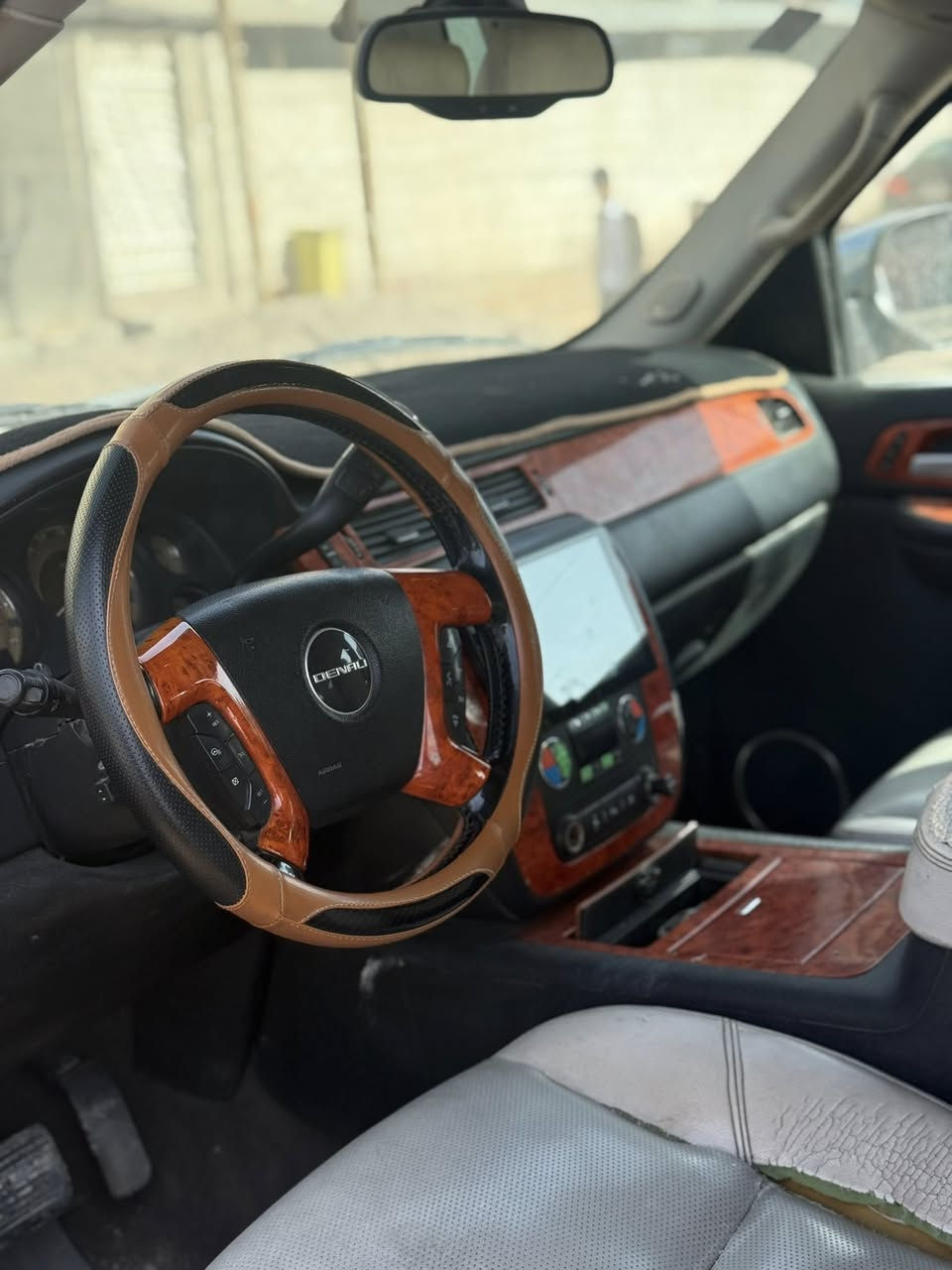 السلام عليكم 
للبيع يوكن 2009 خليجي فول مواصفات 
ادوات حديدة حاوية 
كفالة من الكص وفتح الشاصي 
جاهزه بدون نواقص ترايها جديد 
السعر 68 وبيها مجال بسيط 
مكاني بصرة / مركز 
***********
