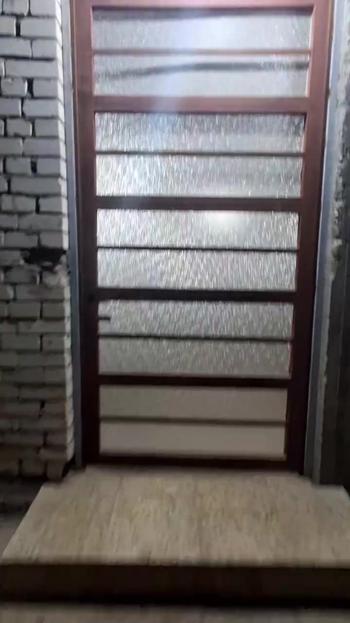 السلام عليكم
بيت للبيع في كربلاء منطقة البوبيات تبعد عن الامام الحسين ع ٣كم وتبعد عن الشارع العام 200 متر وعرض الفرع 10 متر ومخدوم ماء وكهرباء ومجاري  
مساحة البيت 800 متر طابو زراعي سند٢٥ دونم باسمي بالسند البيت ركن مساحة البناء 400م استقبال وصالة وثلاث غرف وصالة ومطبخ حار وبارد ومجاميع صحية عدد 4 تشطيباتة ممتازة بالاضافة مزود بمنظومه غاز ومنظومه مكافحة حشرات اساس البيت رفت ويحتوي على دنك  وحديقة مساحتة 400م تحتوي على منظومة  ماء تقطير سقي الاشجار
للأستفسار اكثر الاتصال ***********
