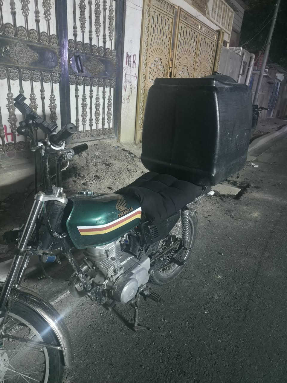 السلام عليكم دراجه ادوات نامه شلامجه للبيع نهضه مكينه كلجات جدد فول دراجه العنوان البصره الزبير السعر 350 وبيه مجال حك الجيه الرقم ***********
