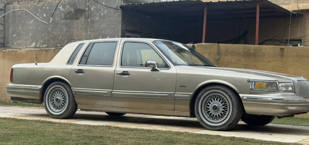 السلام عليكم
للبيع او المراوس
 لينكولين كار موديل 1992 
السيارة علة وضع الشركة
 كل كهربائياتها شغالة
داخلها جلد لون بيجي مابي شخط
حجم البساتم 8 
ما بيها اي نقص
كير ومحرك بالشرط
***********
