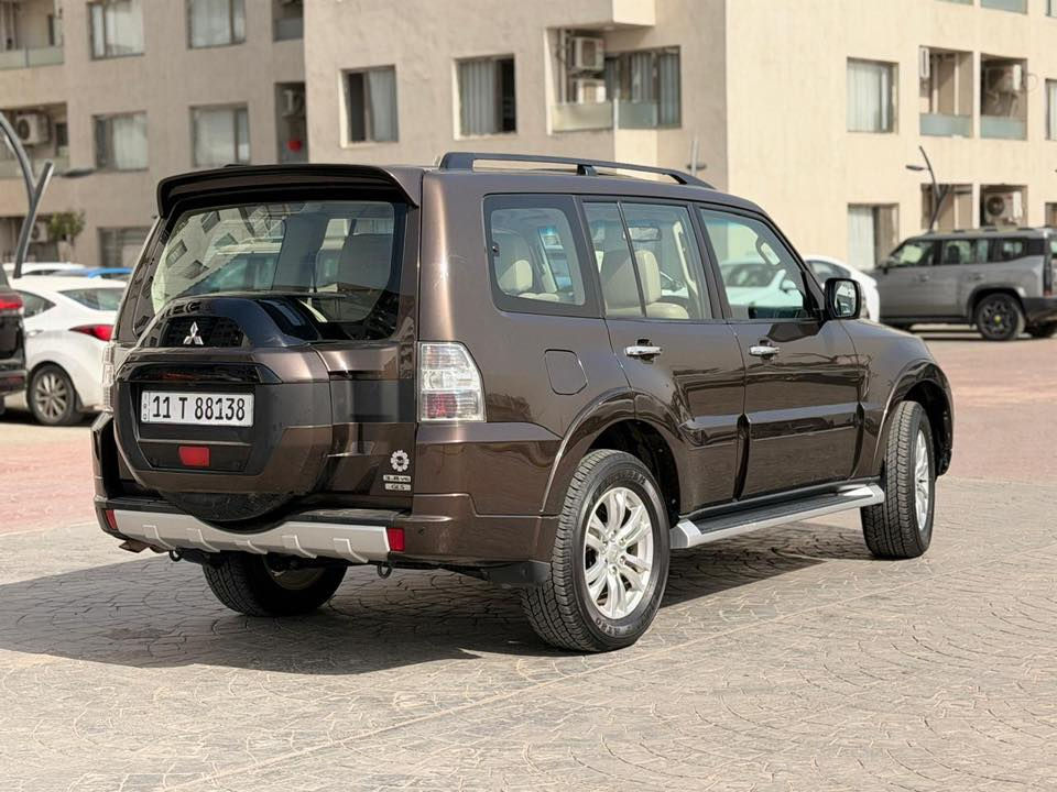 السلام عليكم 
باجيرو حبتور موديل (2017) بدون صبغ بدون حادث فول مواصفات 1/1 السياره استخدام شخصي سنويه وهزه جديده بسمي مكان السياره بغداد 

فتحه سقف 
دمام خلفي
حساسات 
كاميرا 
كشنات جلد 
السعر (175) بيه مجال بسيط للاستفسار 
(***********)
