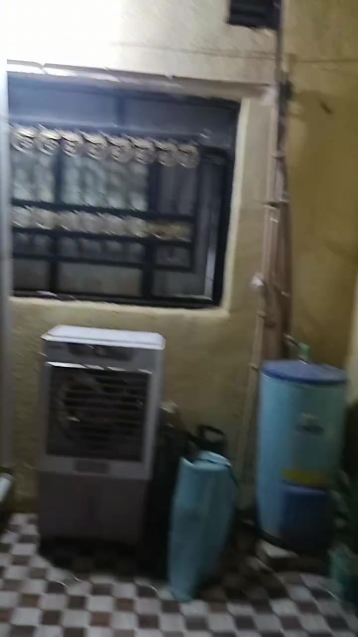 السلام عليكم
الدار للبيع زراعي. 
خلف الكراج الموحد حيي الداينيه 
شارع الدكتور احمد الوائلي 
المساحه (150م) 
يحتوي غرفة نوم واحد
صاله_ مطبخ _ استقبال _ حمام داخلي _ حمام وصحيات خارجي. 
بيت جاهز للسكن. 
للاستفسار على هذا الرقم: 
***********

