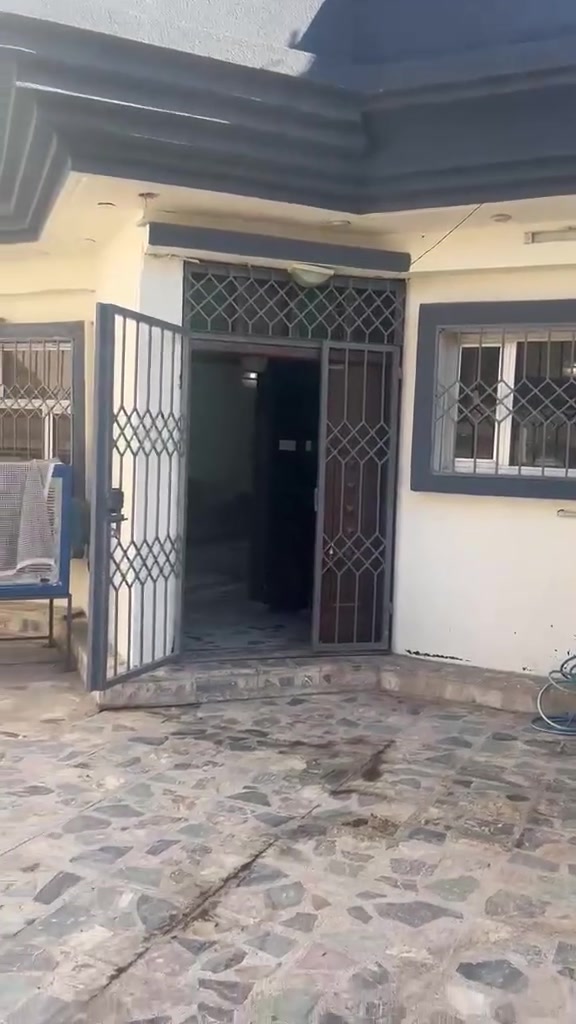 اسلام عليكم بيت للايجار في سليمانيه منطقة بختياري *********** قريب شارع سالم كامل مفروش ومستقل ٣غرف نوم هول واستقبال ومطبخ وصحيات لذلك بيوت للبيع والايجار مفروش *********** في سليمانيه *********** واتساب عقارات ابوريبين في سليمانيه *********** طبقين درج داخلي
