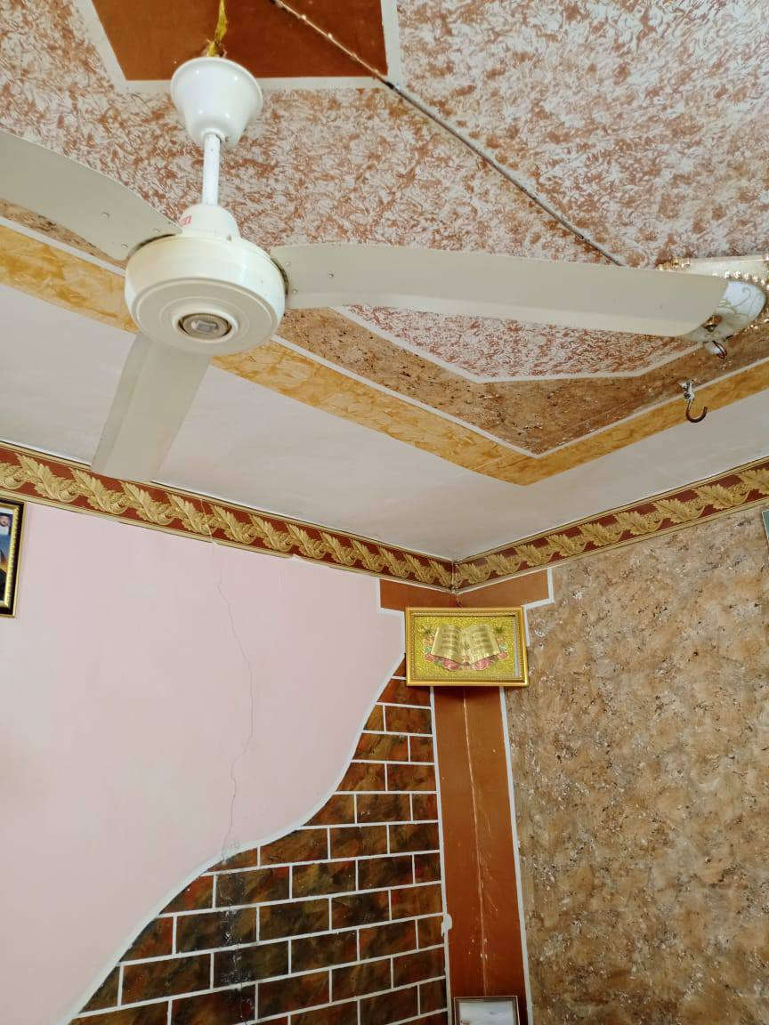 بيت مية متر للبيع يم مدرسه السجاد بشارع السعود مبني بلبيت غرفه وصاله ومطبخ وديوانيه وحمامات كله سيراميك ومصبوغ مابيه اي نقص  التواصل على هذا الرقم ***********
