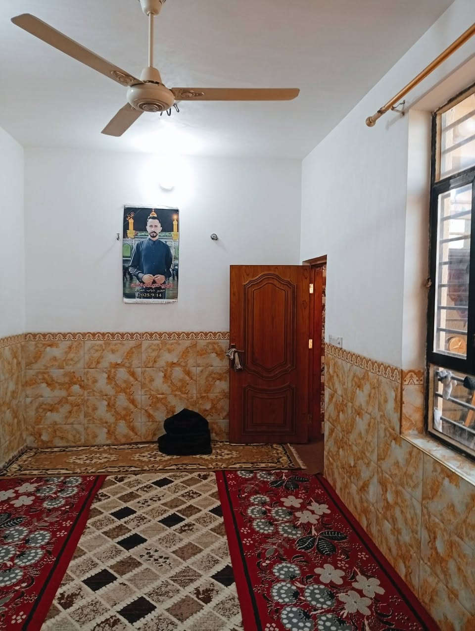 السلام عليكم
100متر طابق اول كامل مفتاح وكامل الخدمات في الامن الداخلي للبيع المباشر والمبادرة 
يحتوي علئ اسقبال وصاله ومطبخ وحمام داخلي وحمام خارجي 
وللاستفسار ***********
