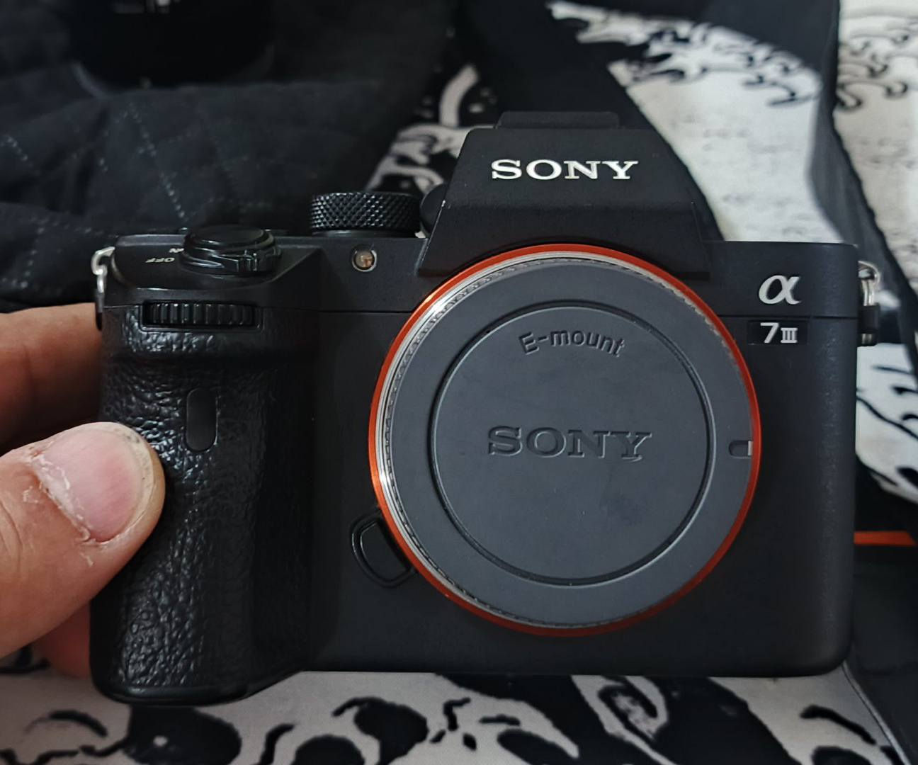 كاميرا سوني سفن مارك ثري مستخدمه استخدان نضيف
شتر 34K
محتوياتها كاملة 
كاروتنه + بطاريات عدد 3 + حزام كتف + كيبلاتها مالت الشركة الاصلية 
شرط النضافة و مكفولة من اي شي بيها 

سعر 8 ورقات 
مكان النجف 
توصيل موجود ما عدا الاقليم 
للتواصل 
***********
